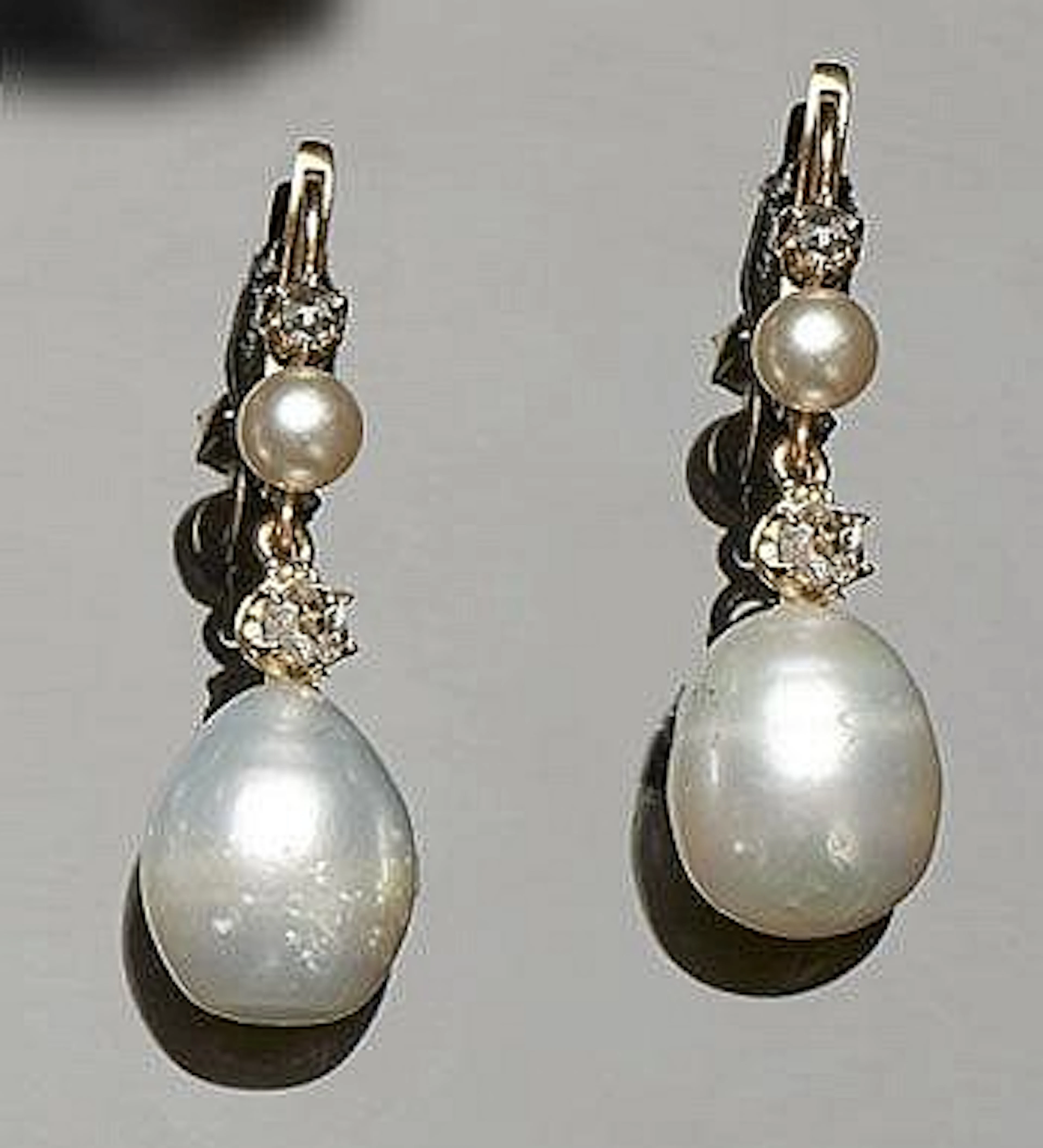 A PAIR OF VINTAGE GOLD, PEARL AND DIAMOND DROP EARRINGS