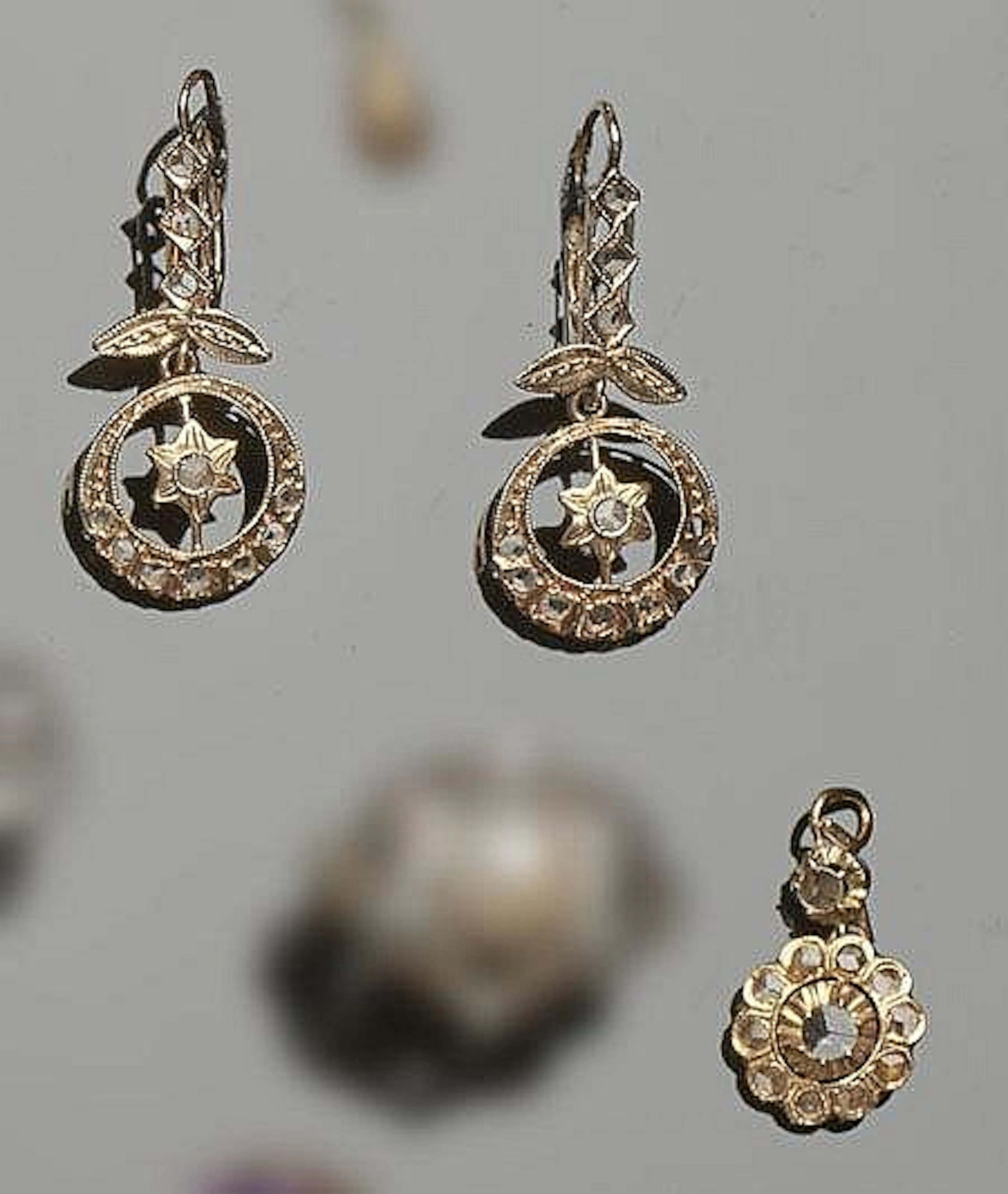 A VINTAGE SET OF GOLD AND SAPPHIRE JEWELRY