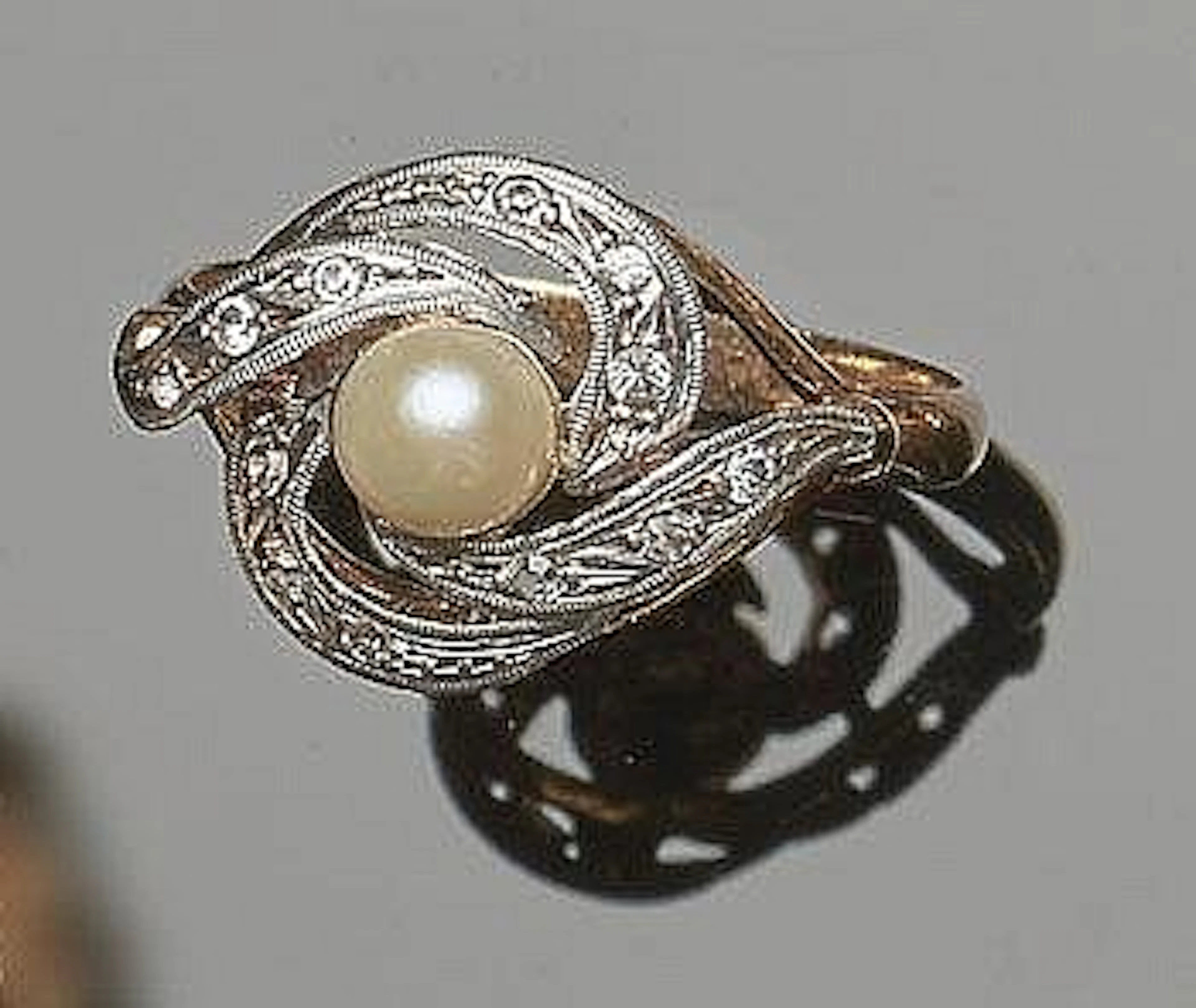 A VINTAGE GOLD AND PEARL RING