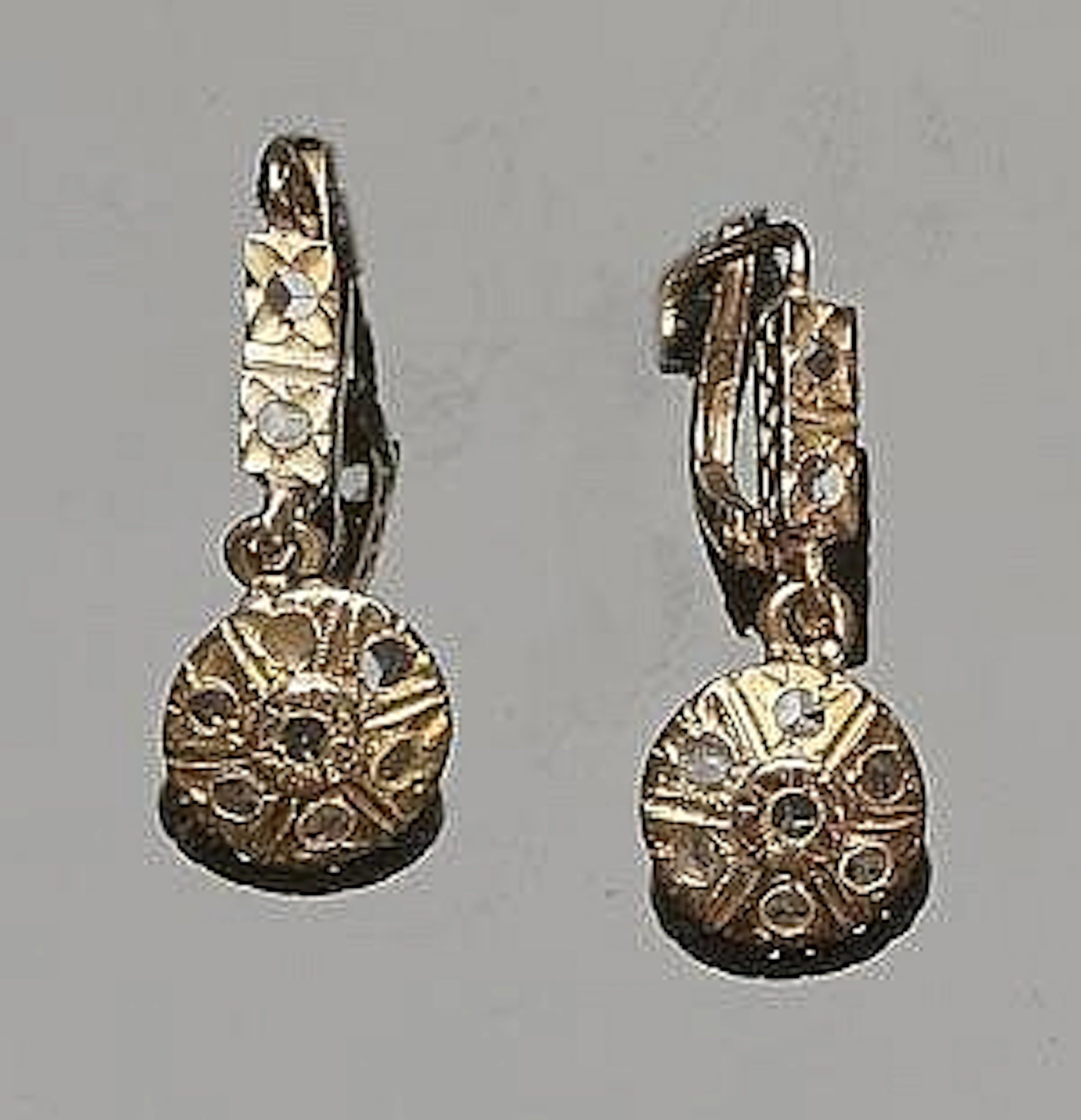 A PAIR OF VINTAGE GOLD AND SAPPHIRE EARRINGS