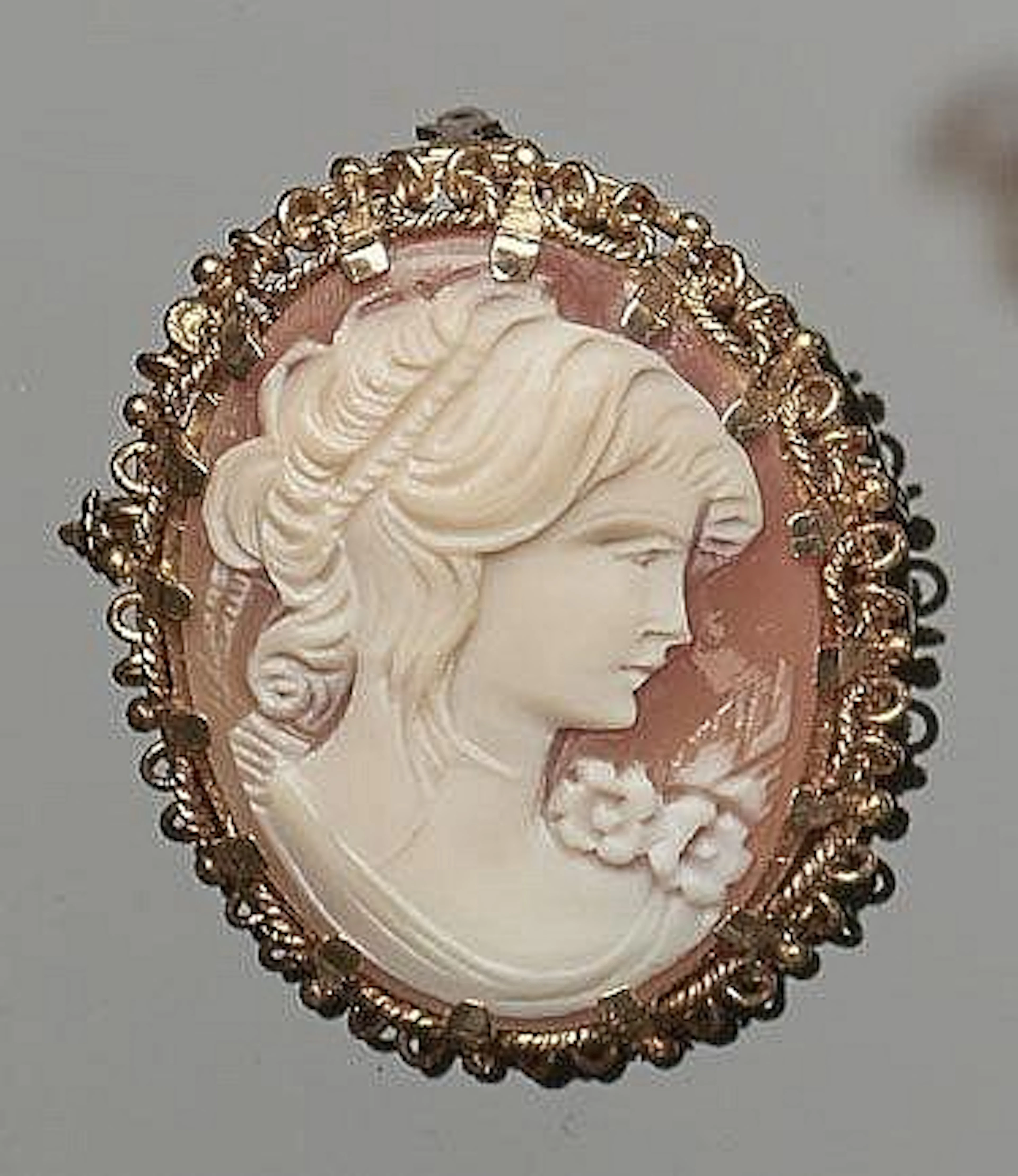A VINTAGE GOLD CAMEO BROOCH