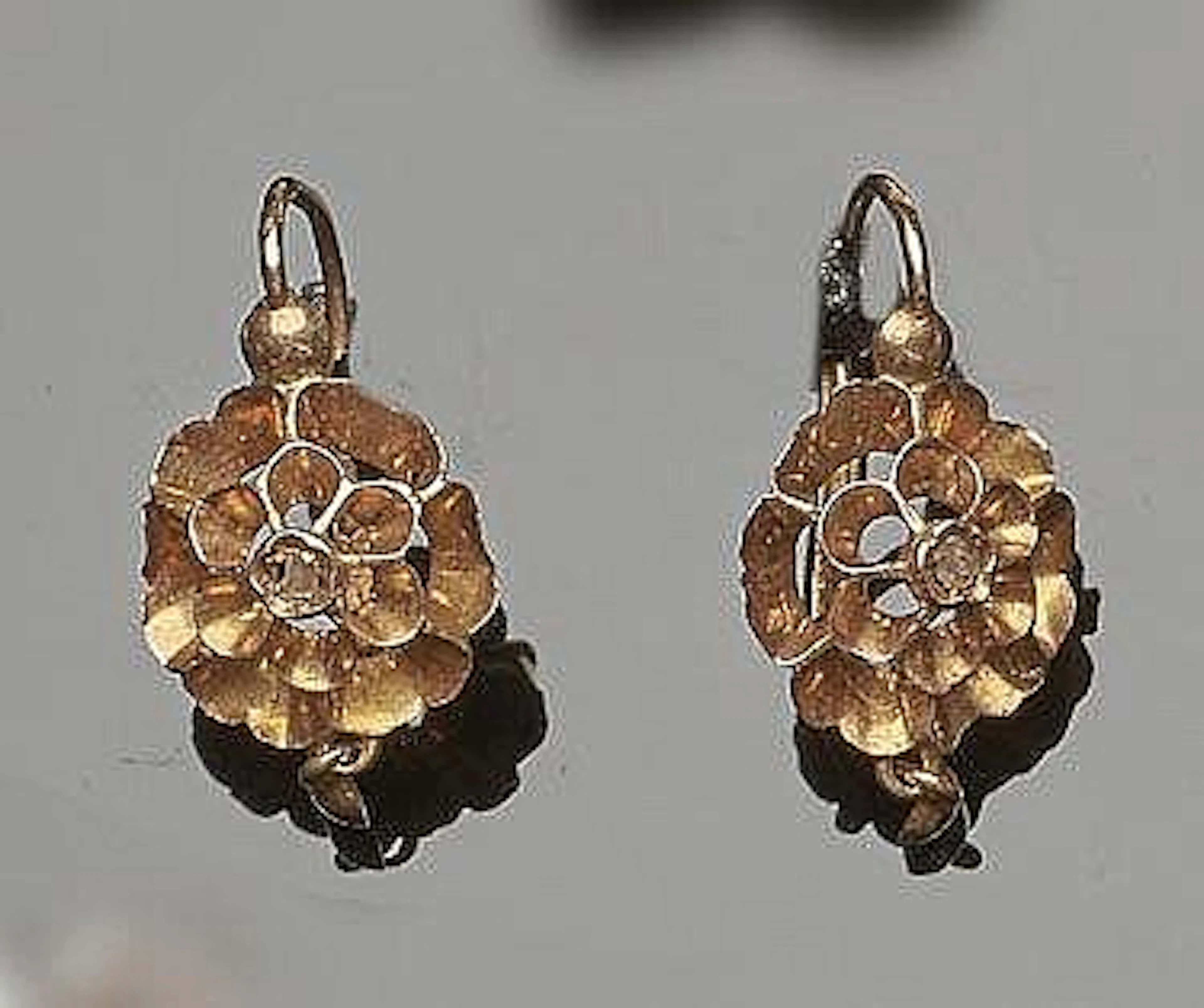 A PAIR OF VINTAGE GOLD AND DIAMOND EARRINGS