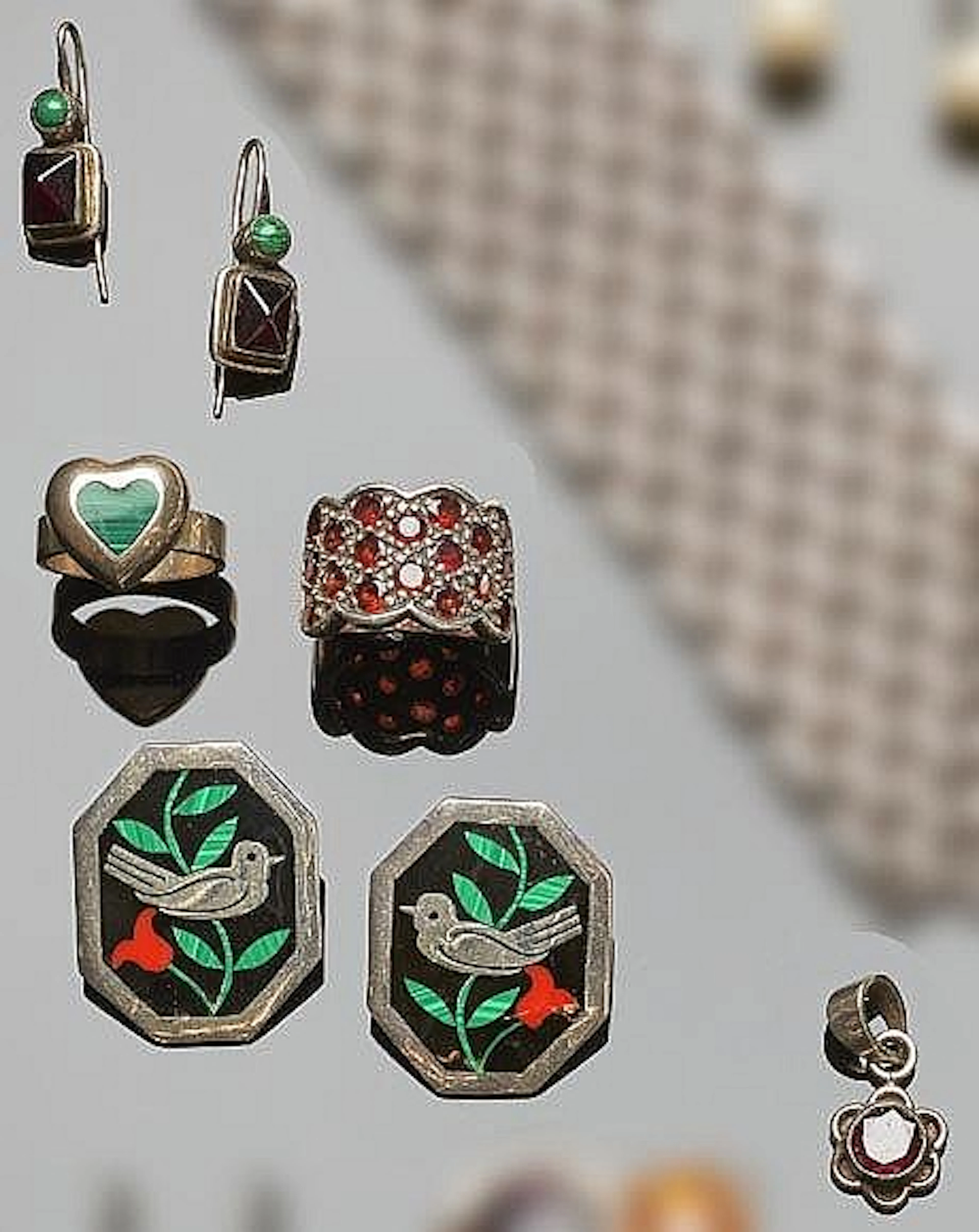 A SET OF SILVER, MALACHITE AND GARNET JEWELRY