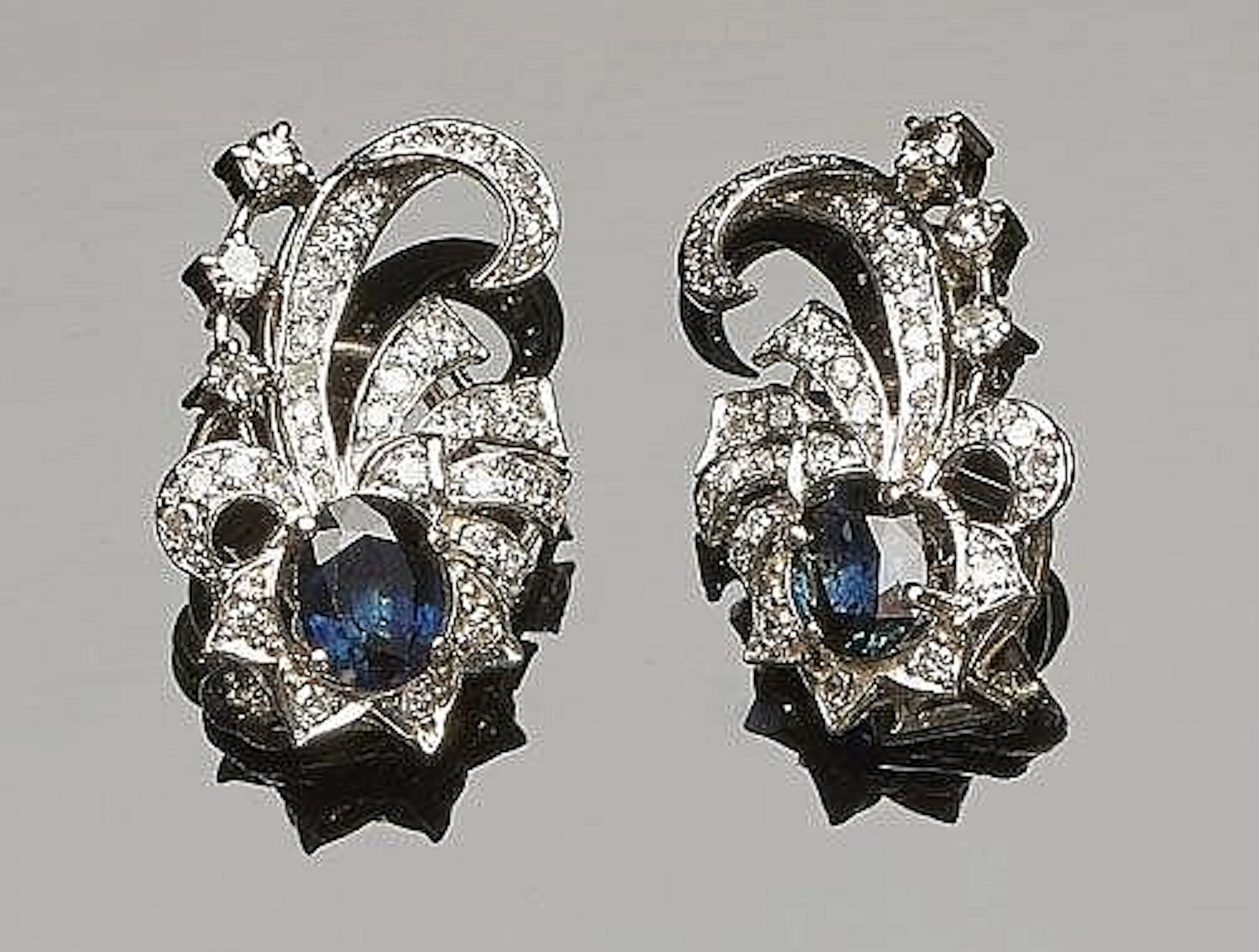 A PAIR OF VINTAGE GOLD, PLATINUM, SAPPHIRE AND DIAMOND EARRINGS