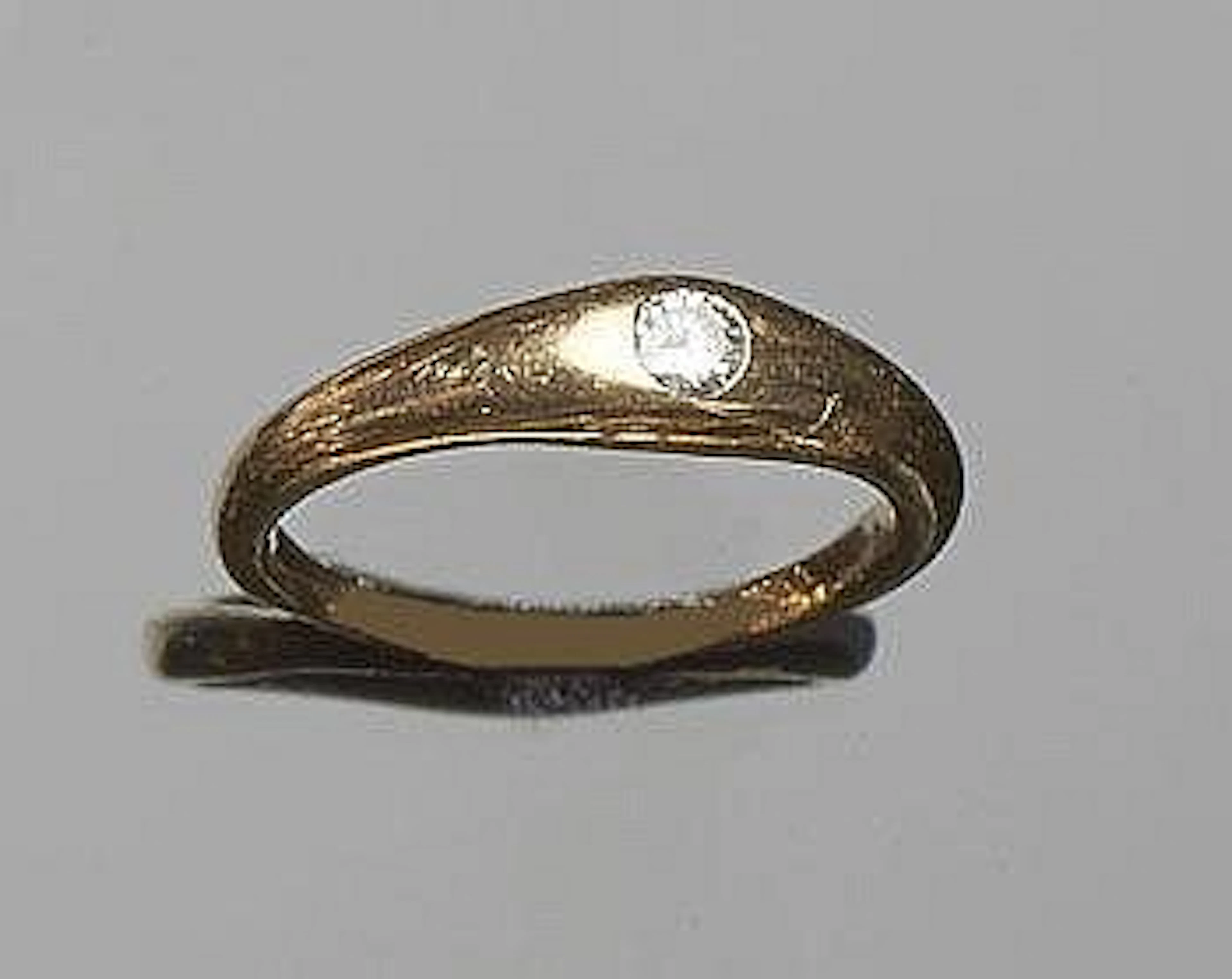 A GOLD AND DIAMOND RING