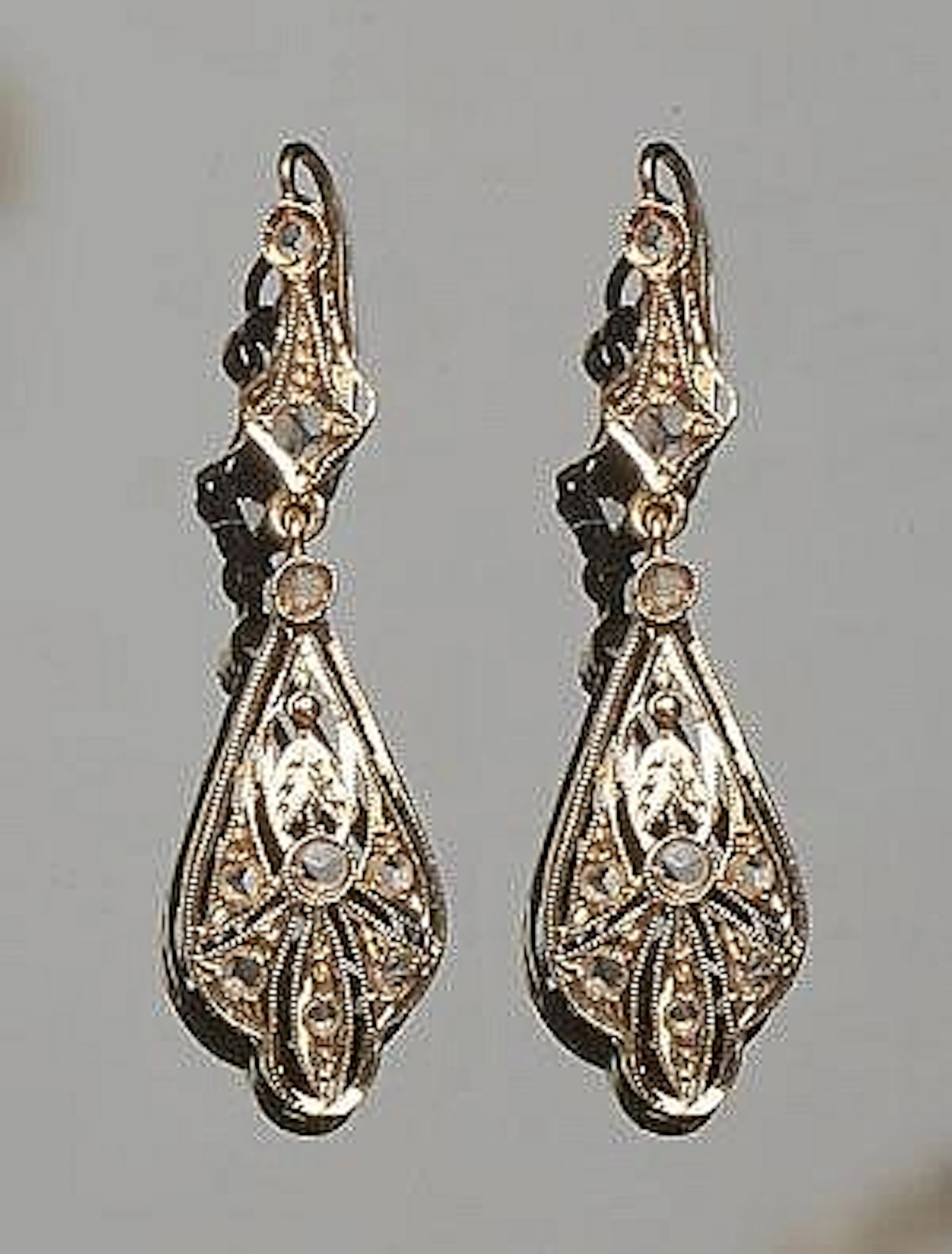 A PAIR OF VINTAGE GOLD AND SAPPHIRE EARRINGS