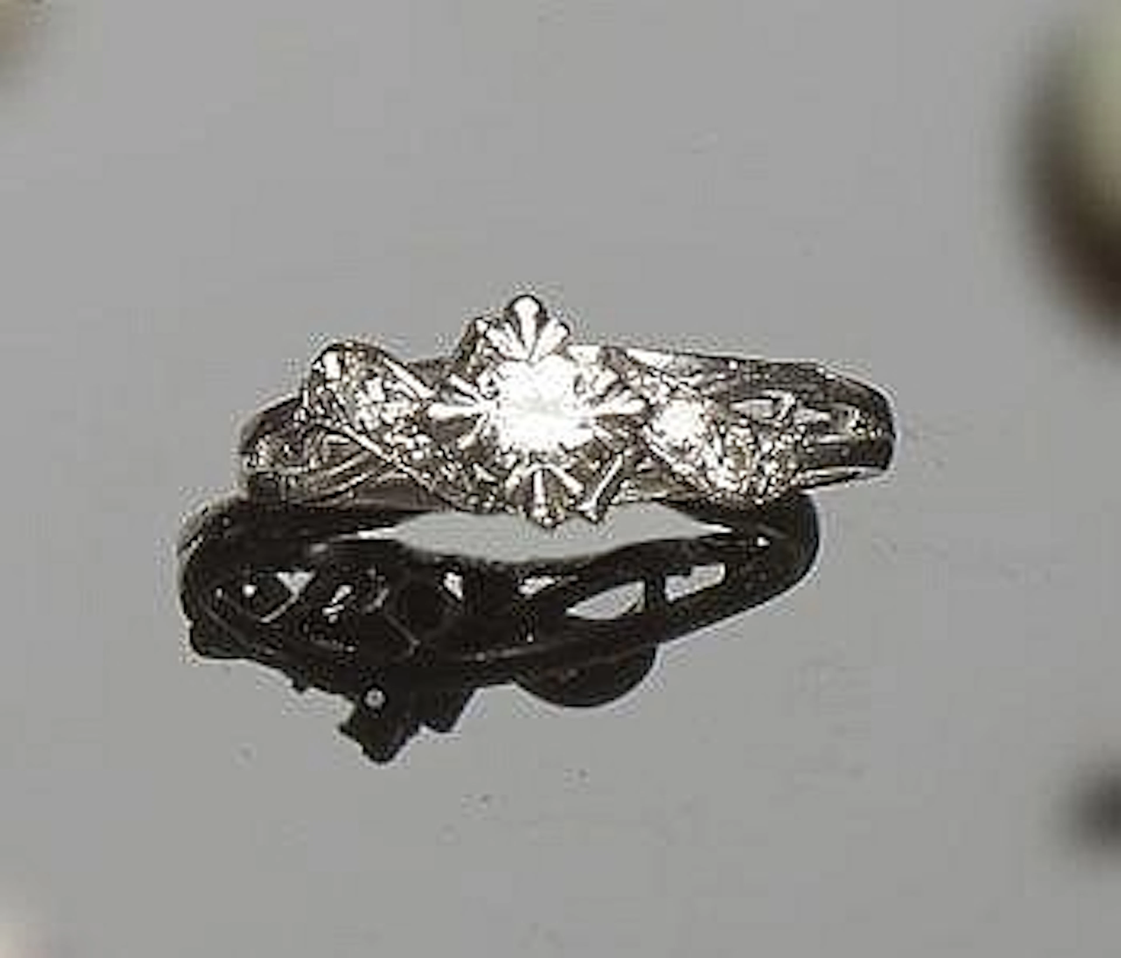 A GOLD, PLATINUM AND DIAMOND RING