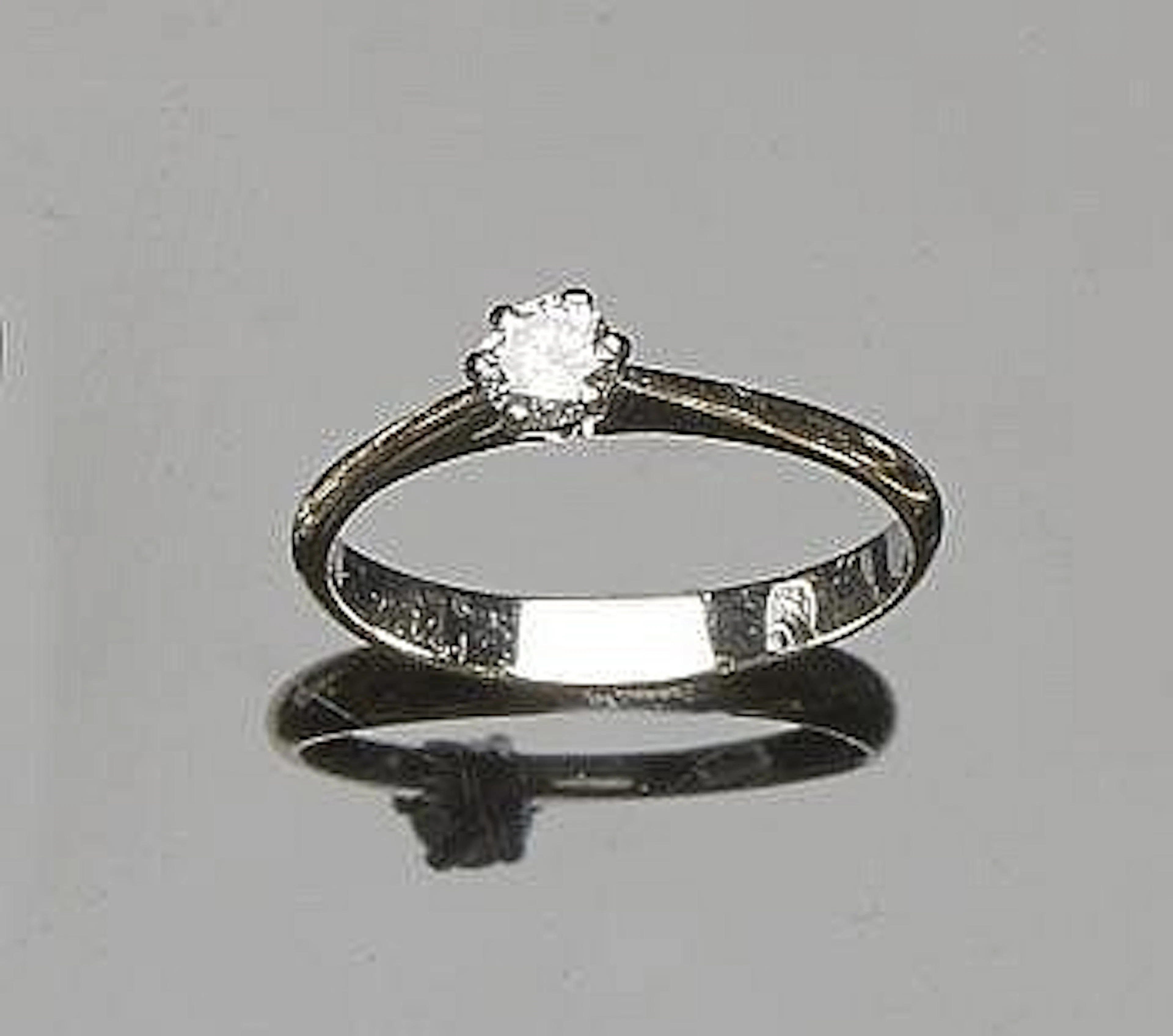A GOLD AND DIAMOND RING