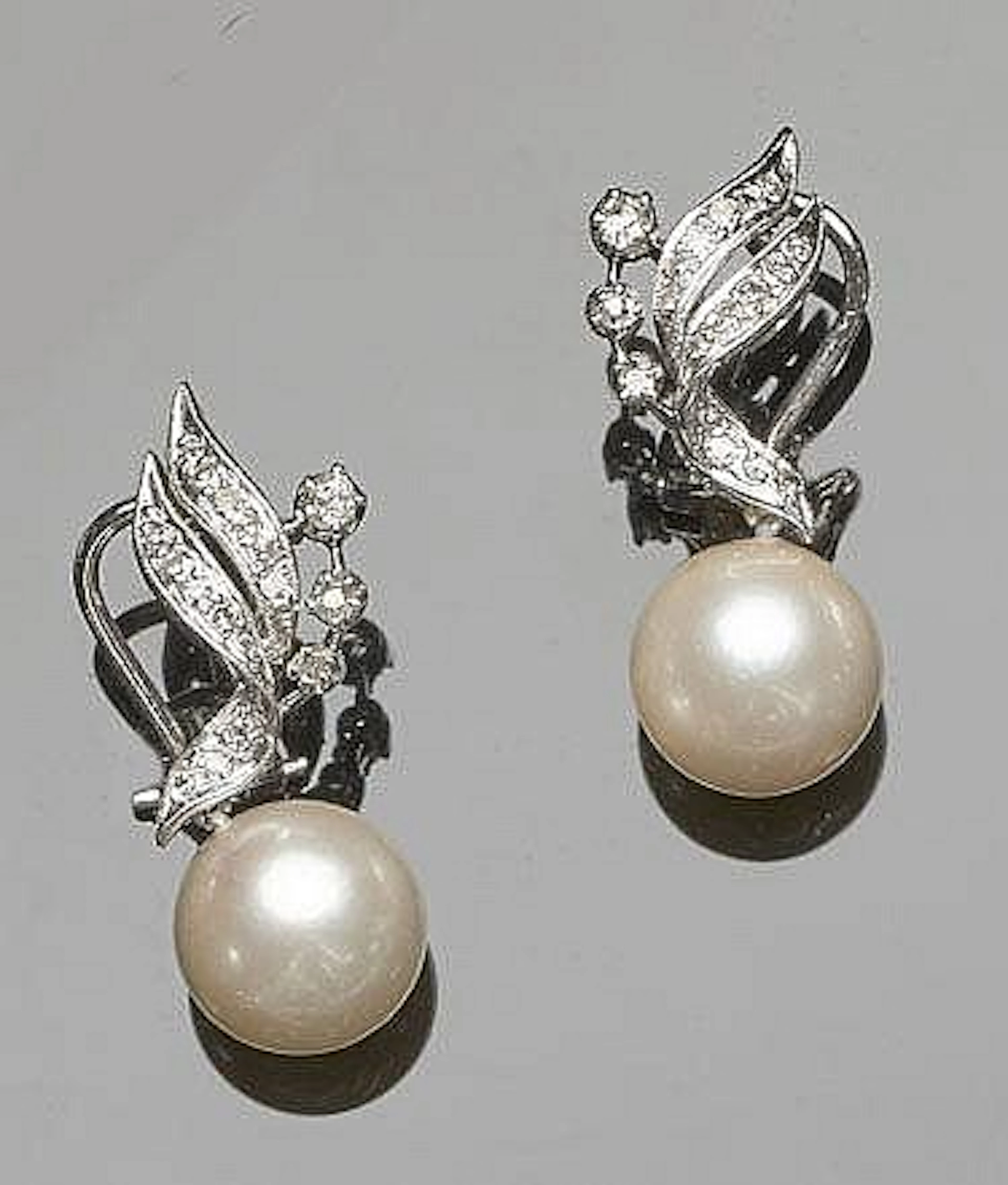 A PAIR OF VINTAGE GOLD, PEARL AND DIAMOND DROP EARRINGS