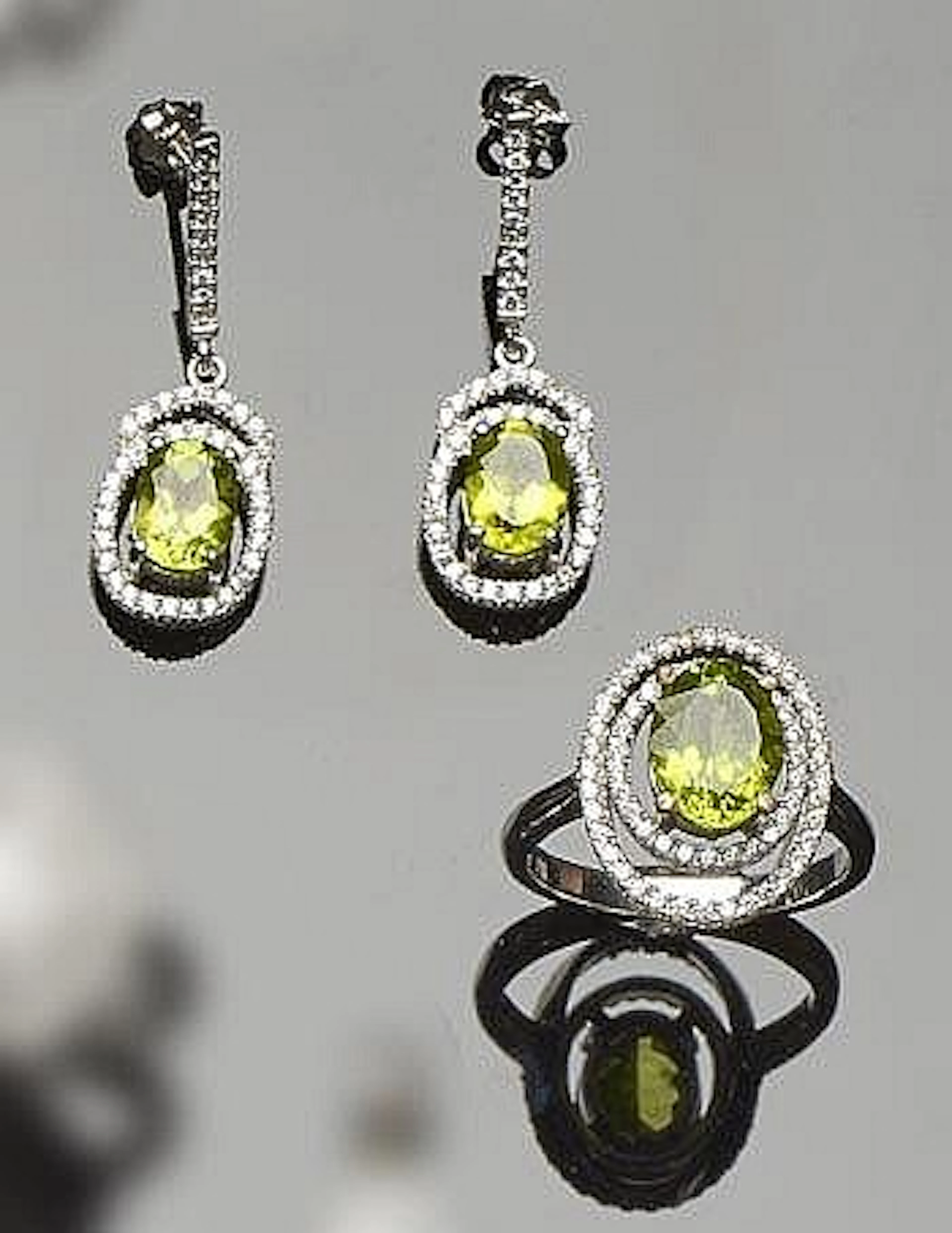 A SET OF SILVER, PERIDOTE AND ZIRCON JEWELRY