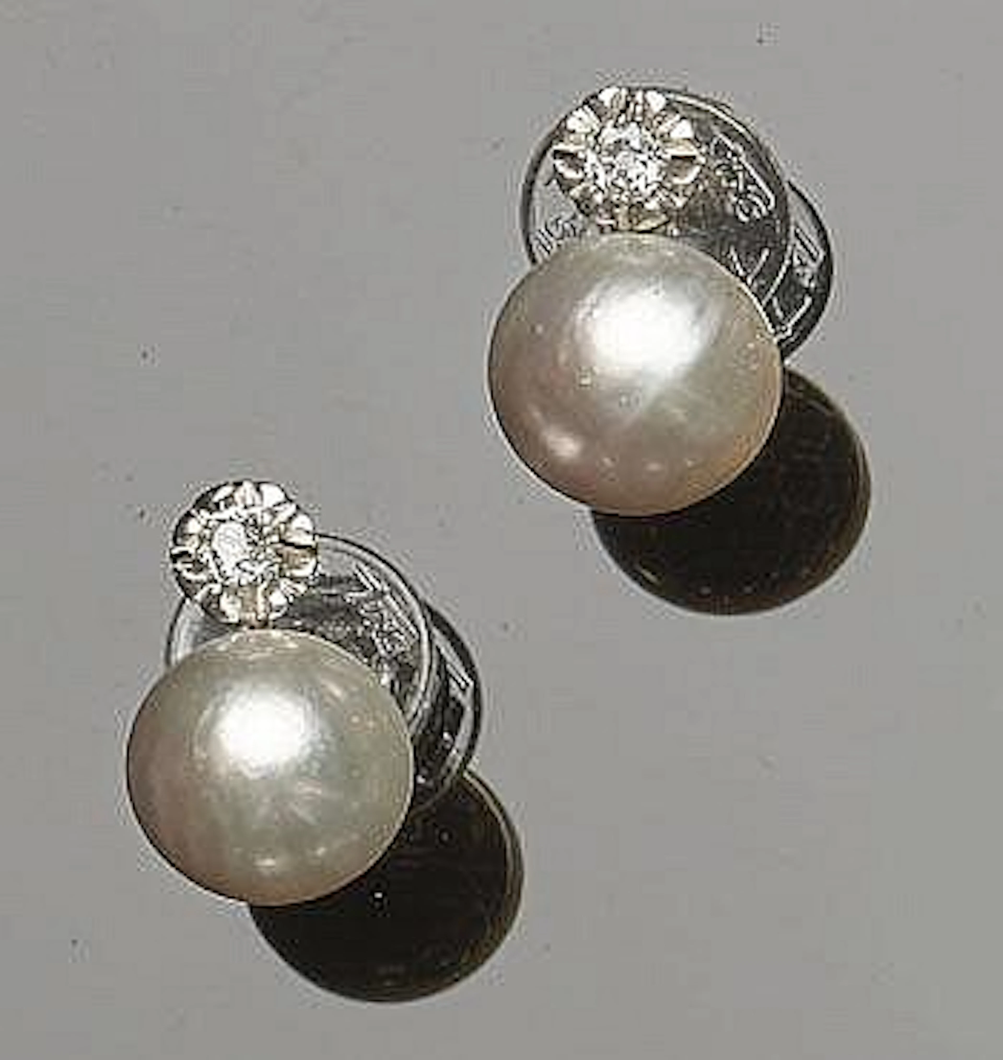 A PAIR OF VINTAGE GOLD, PEARL AND DIAMOND EARRINGS