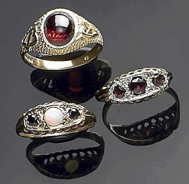 Lote de tres anillos antiguos con granates