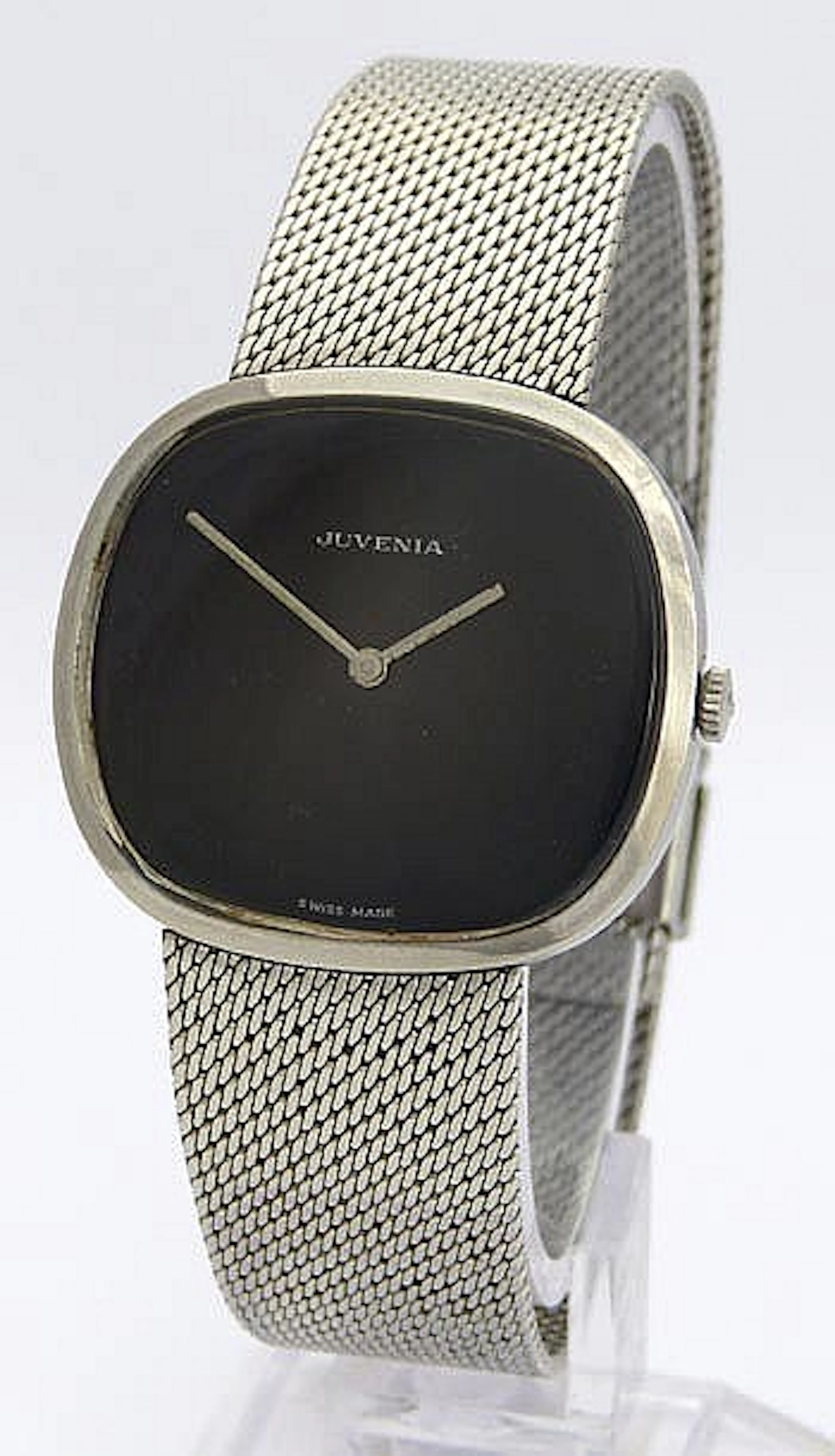 A VINTAGE WRISTWATCH, BY JUVENIA