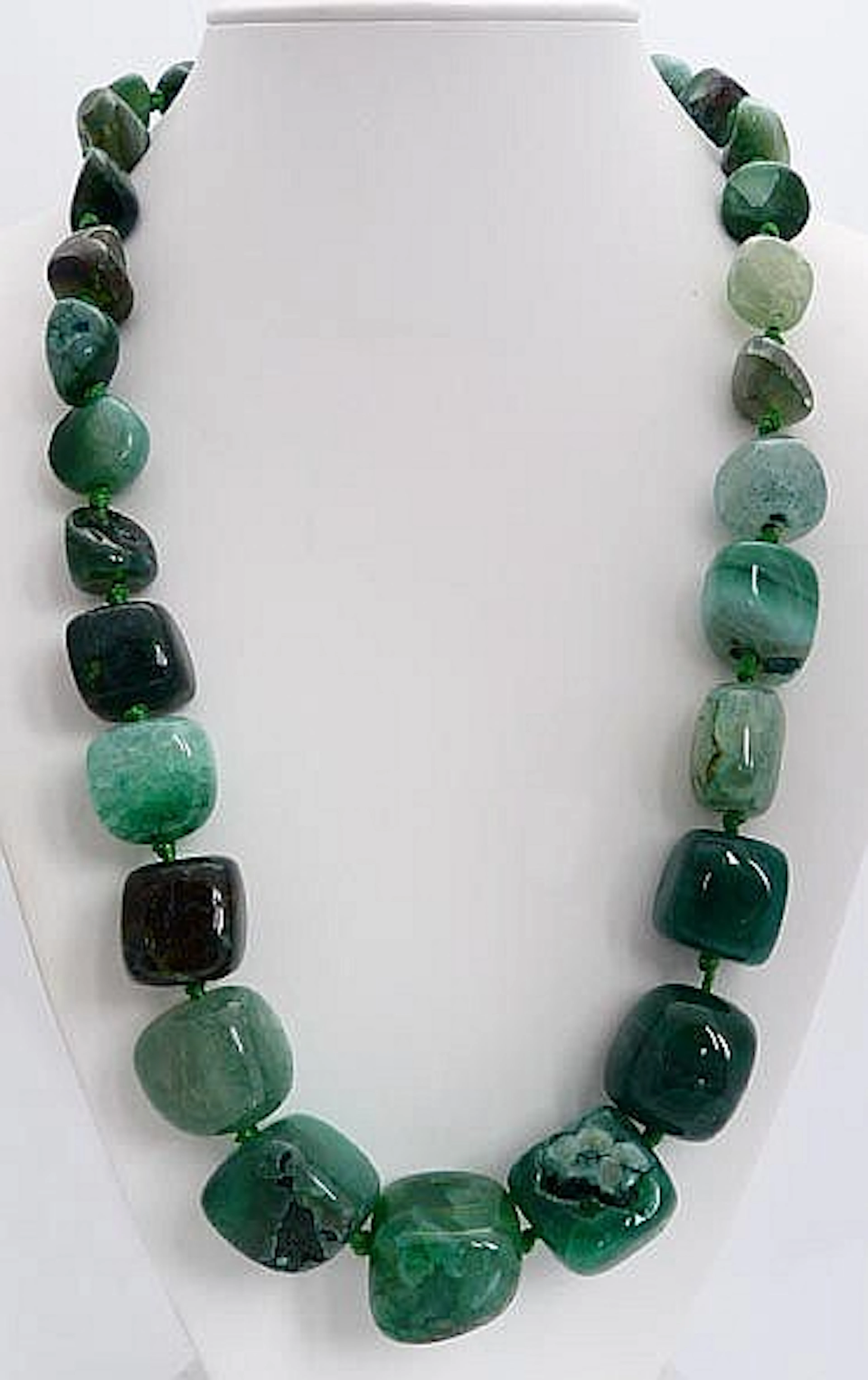 A QUARTZ NECKLACE