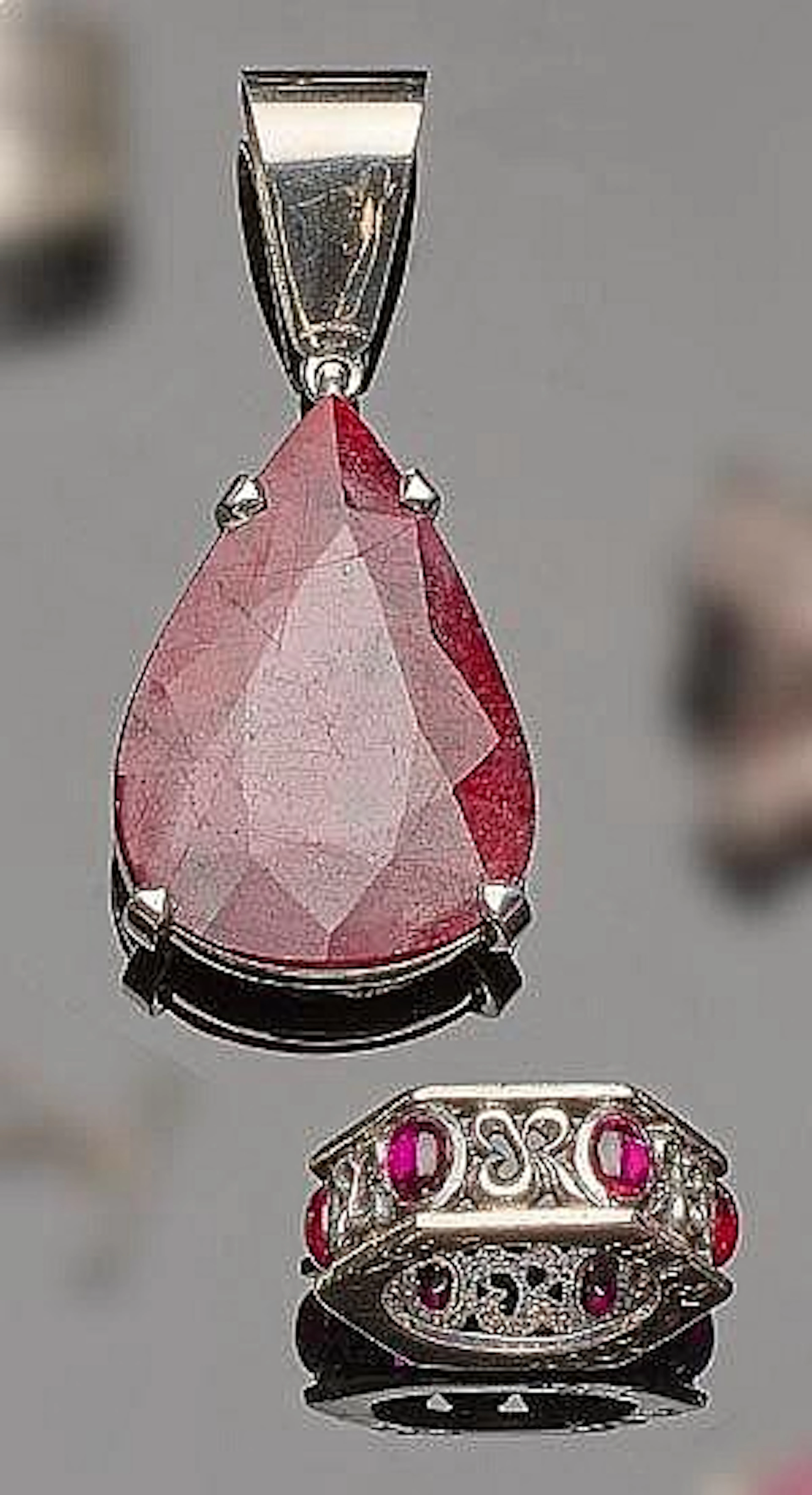 Lote de gran colgante de plata formado por un rubí...