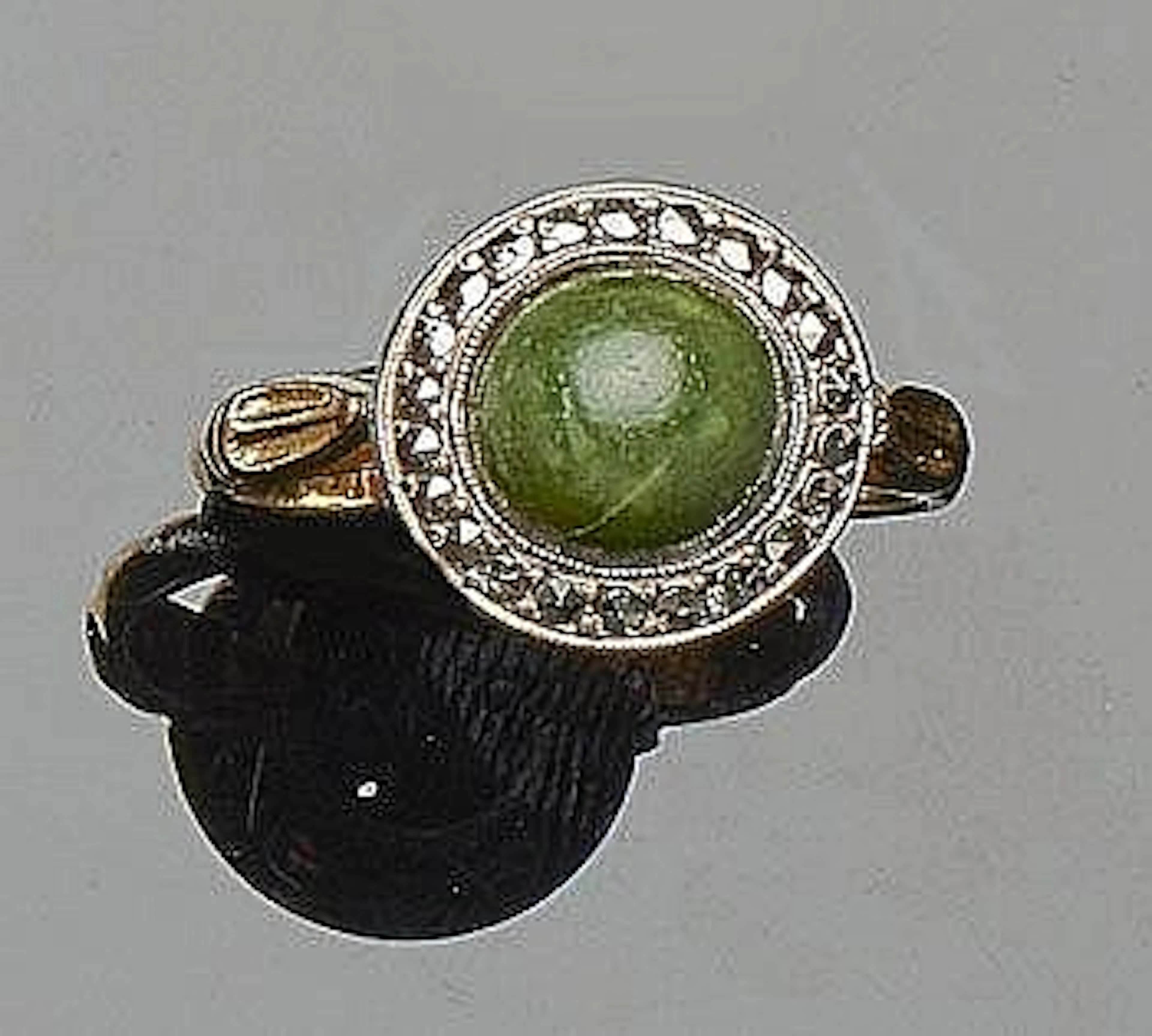 Anillo vintage en oro amarillo con cabuchón de piedra verde central