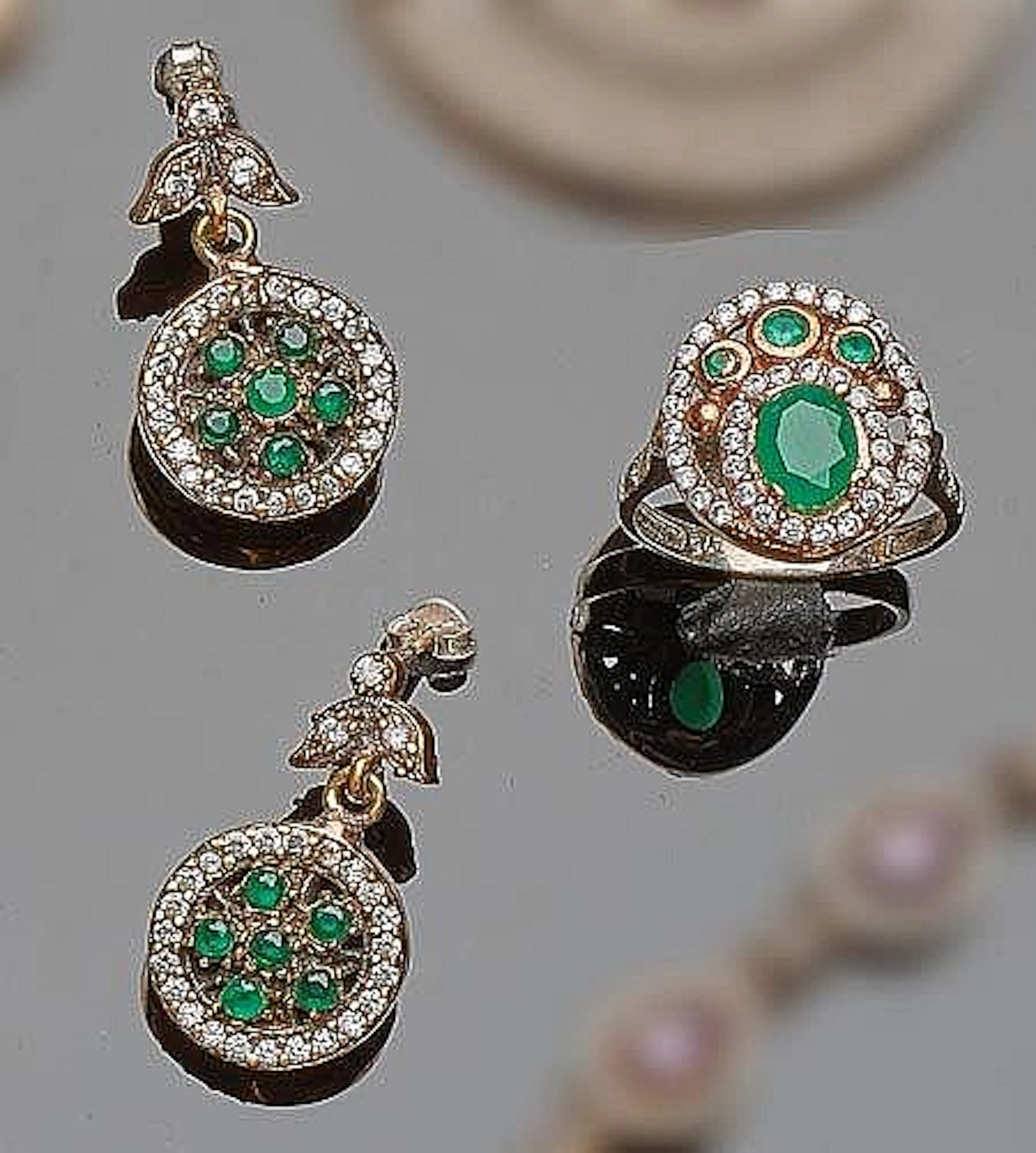 Conjunto de pendientes y anillo con montura calada de plata y bronce