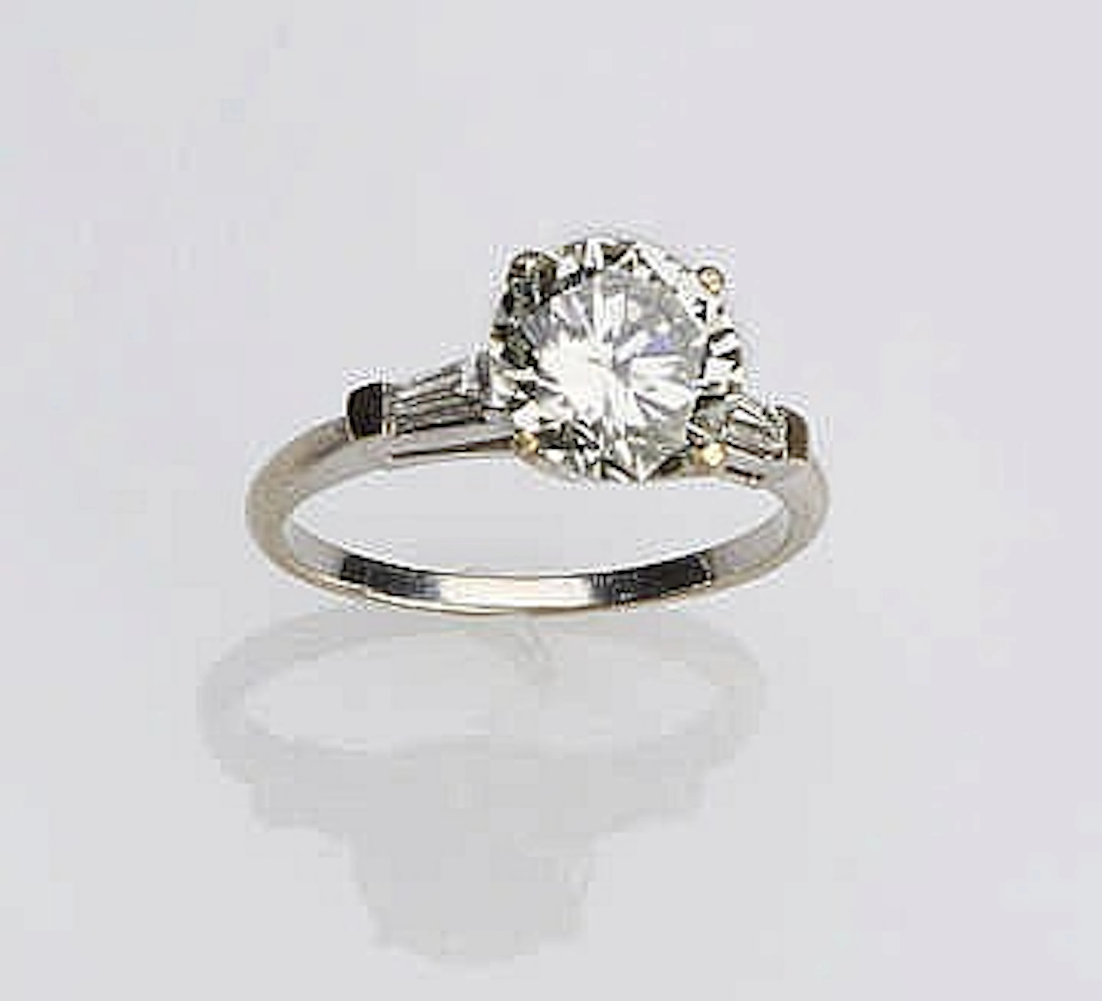 A GOLD AND DIAMOND RING