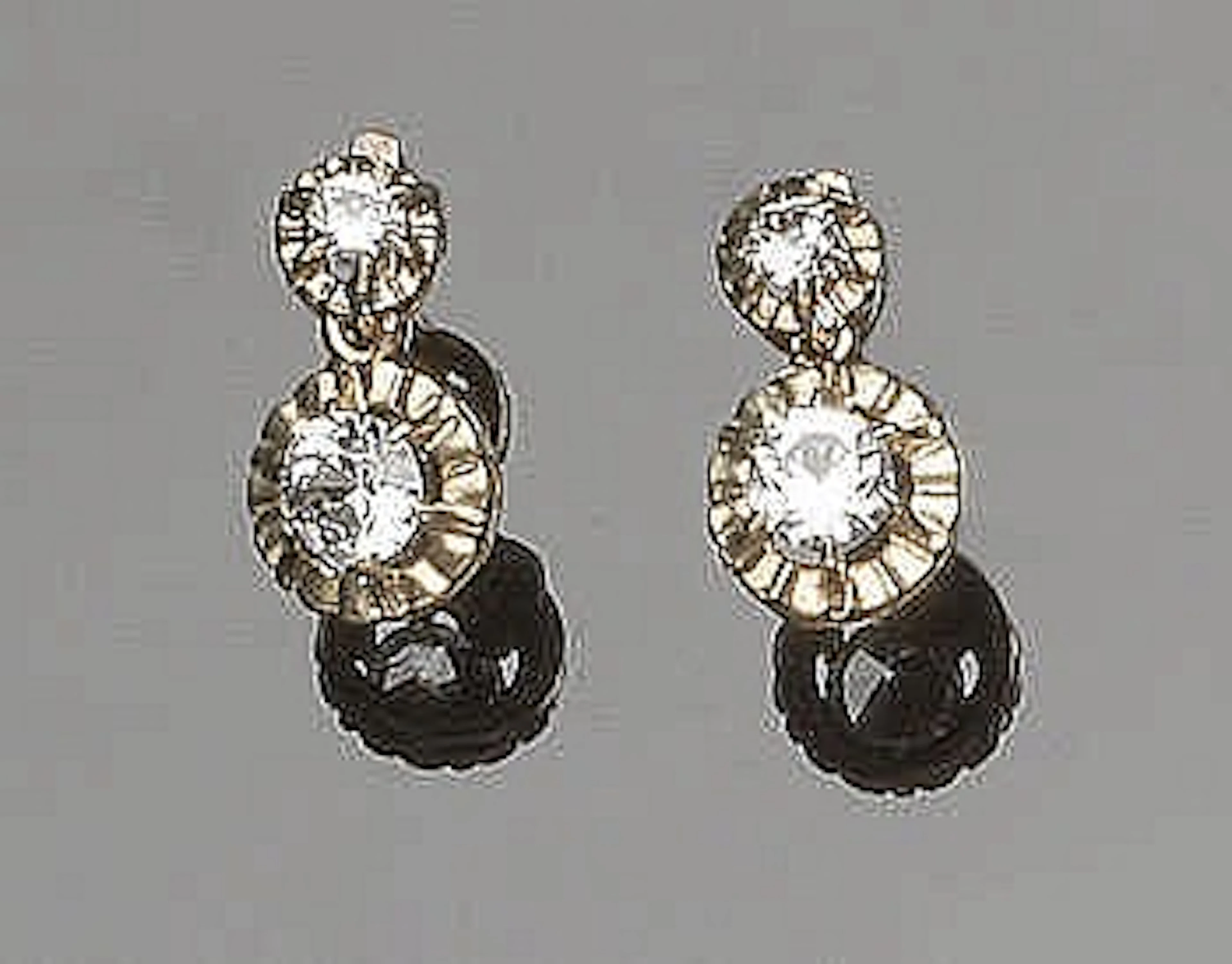 A PAIR OF VINTAGE GOLD AND SAPPHIRE EARRINGS