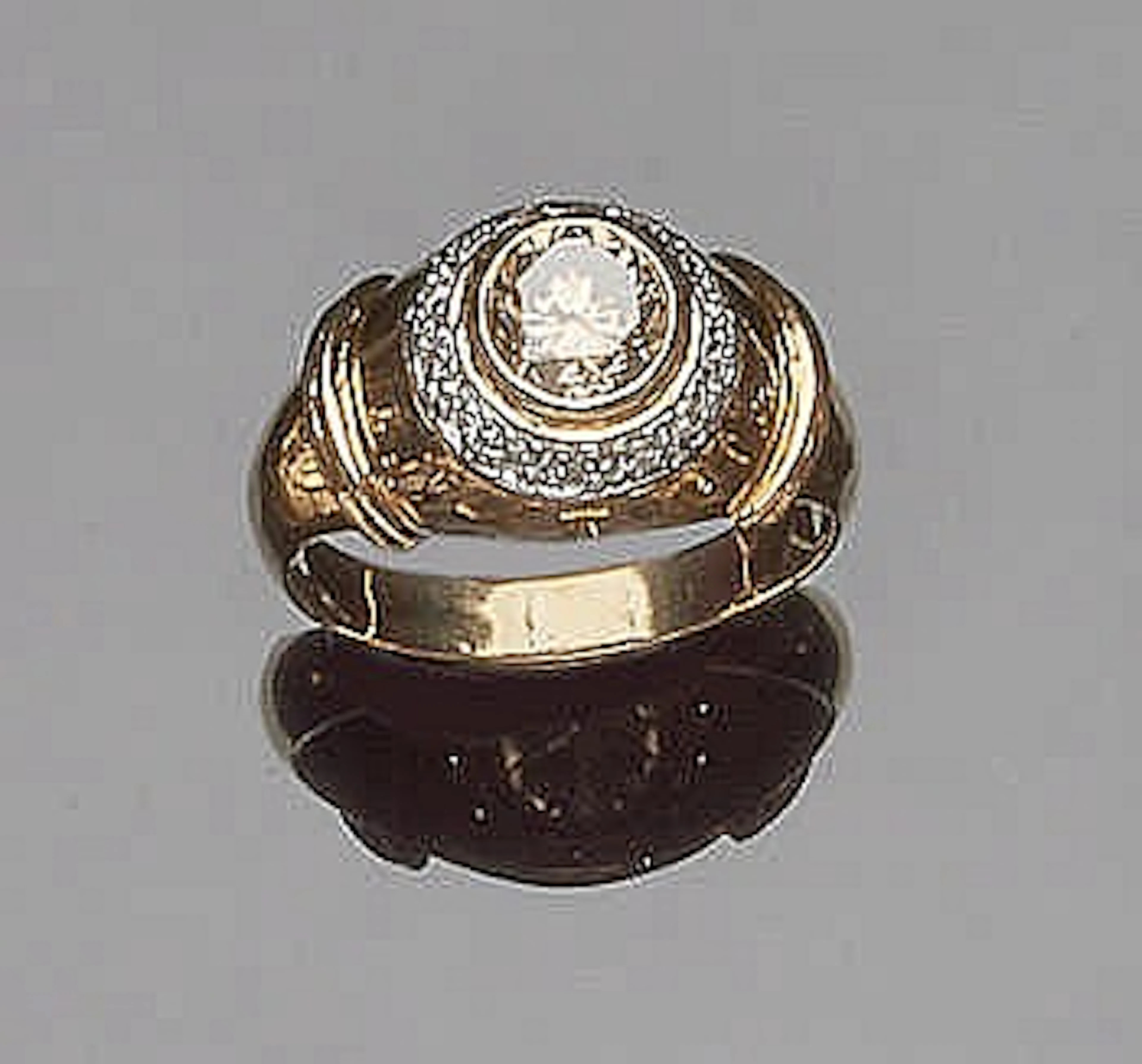 A GOLD AND DIAMOND RING