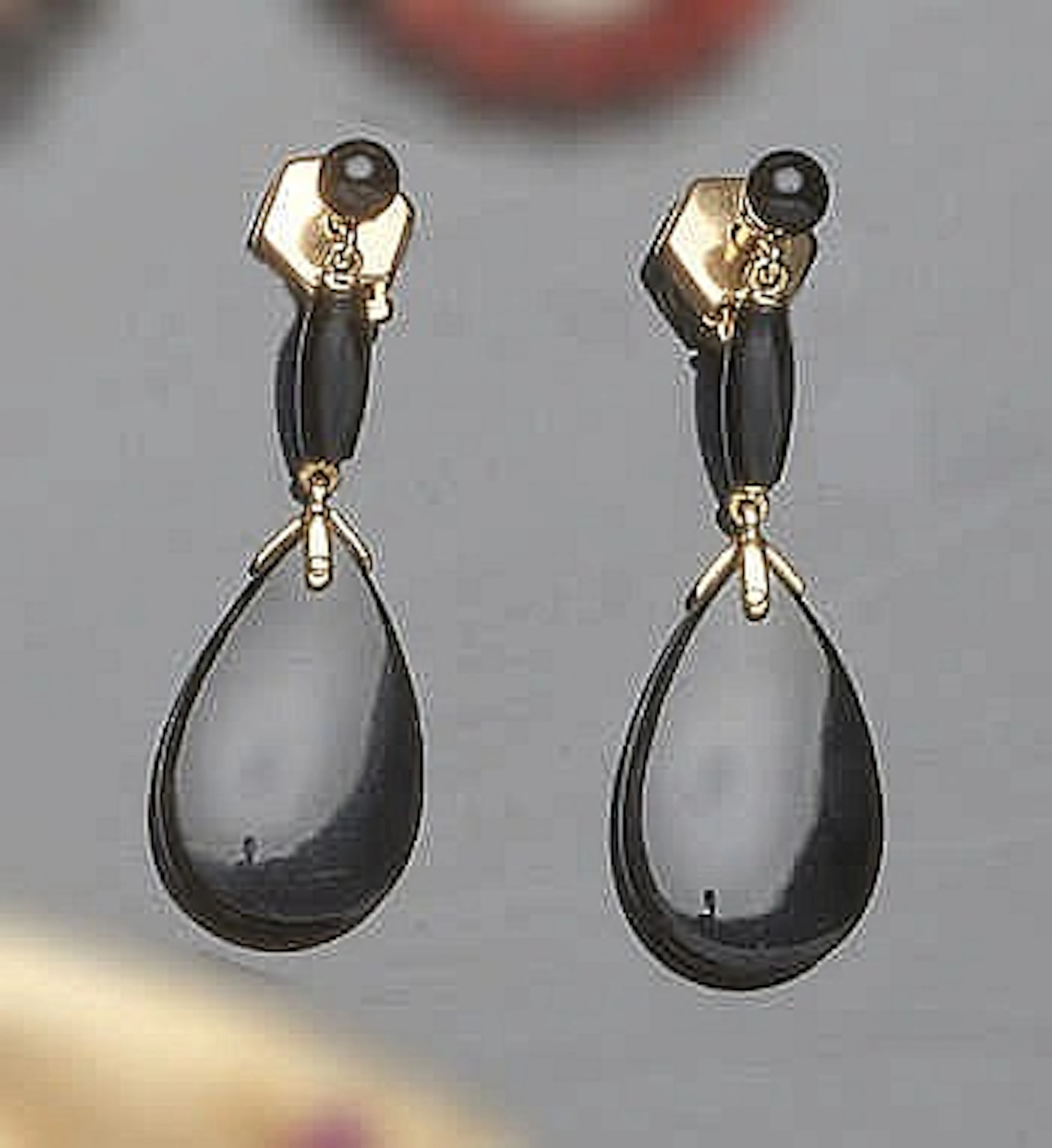 A PAIR OF VINTAGE GOLD AND ONYX DROP EARRINGS