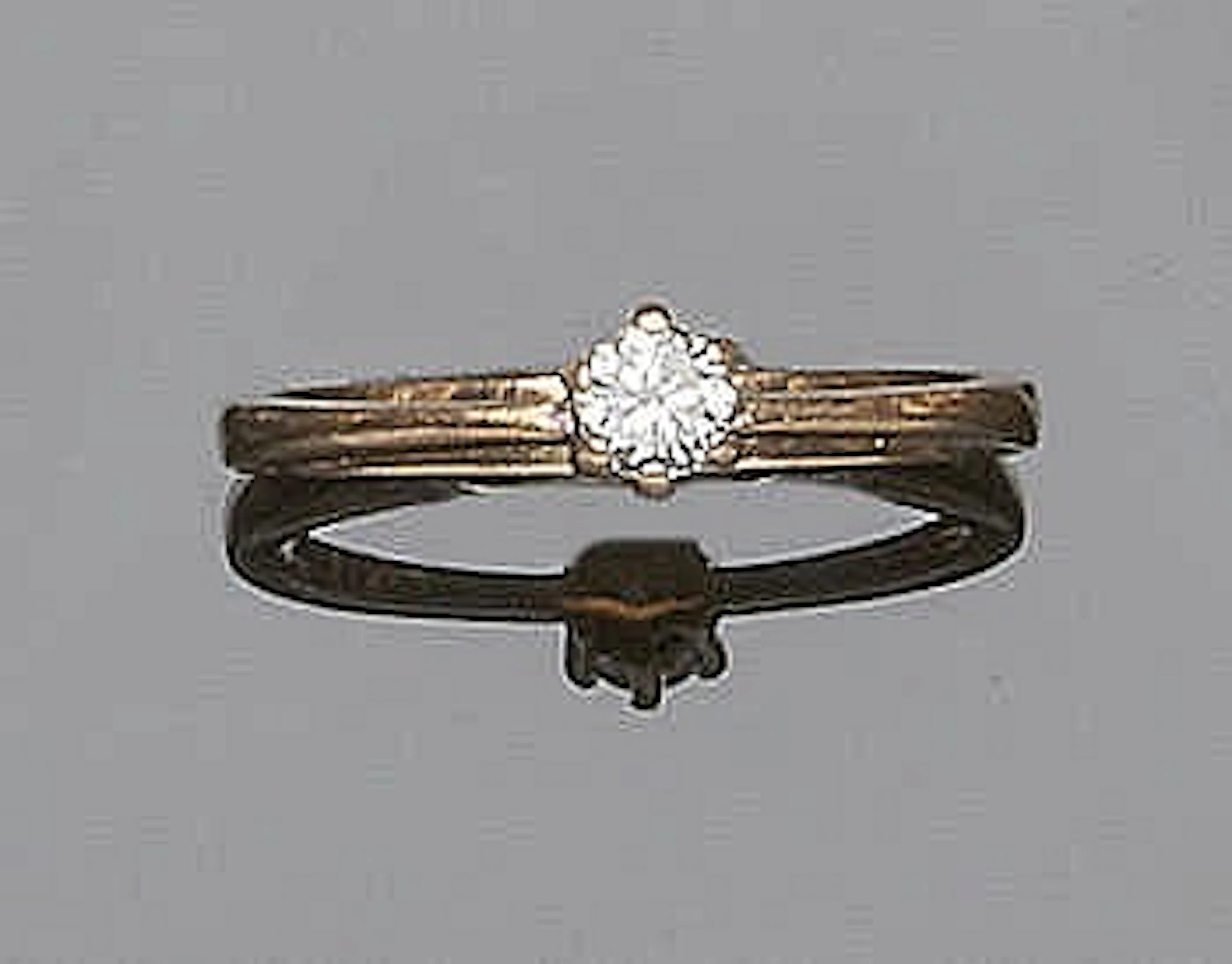 A GOLD AND DIAMOND RING