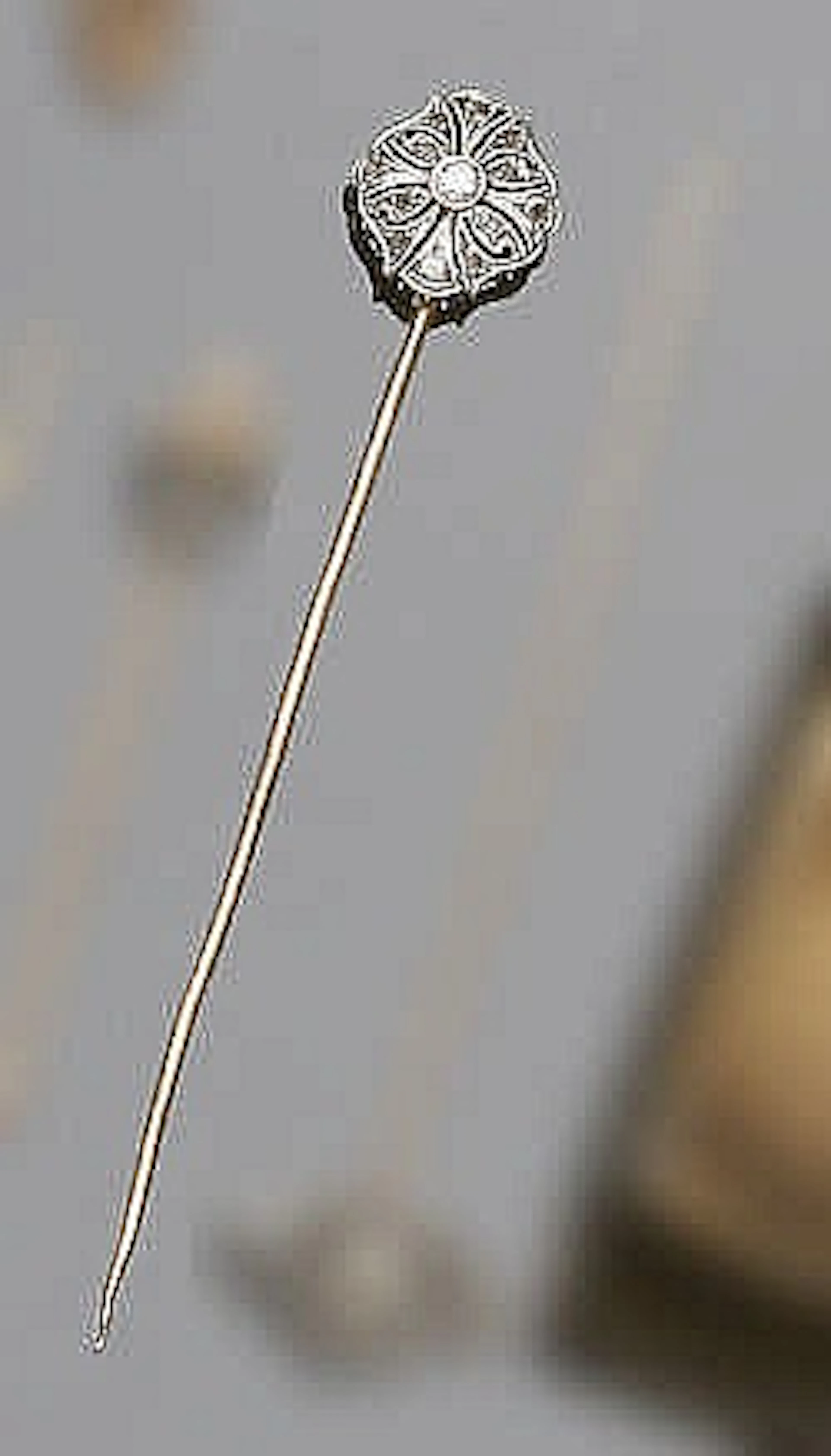 A VINTAGE GOLD AND DIAMOND PIN