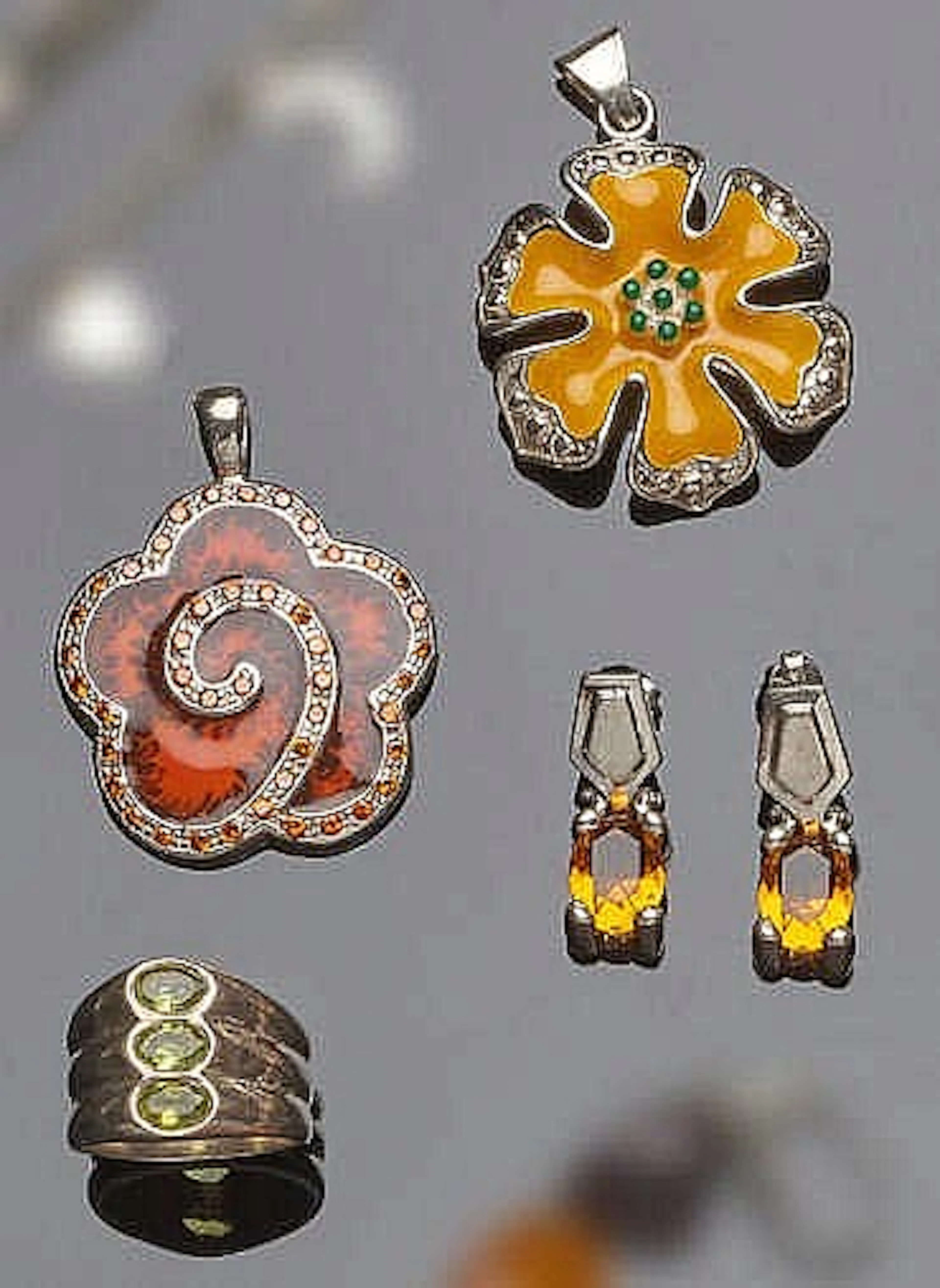 A GROUP OF SILVER JEWELRY
