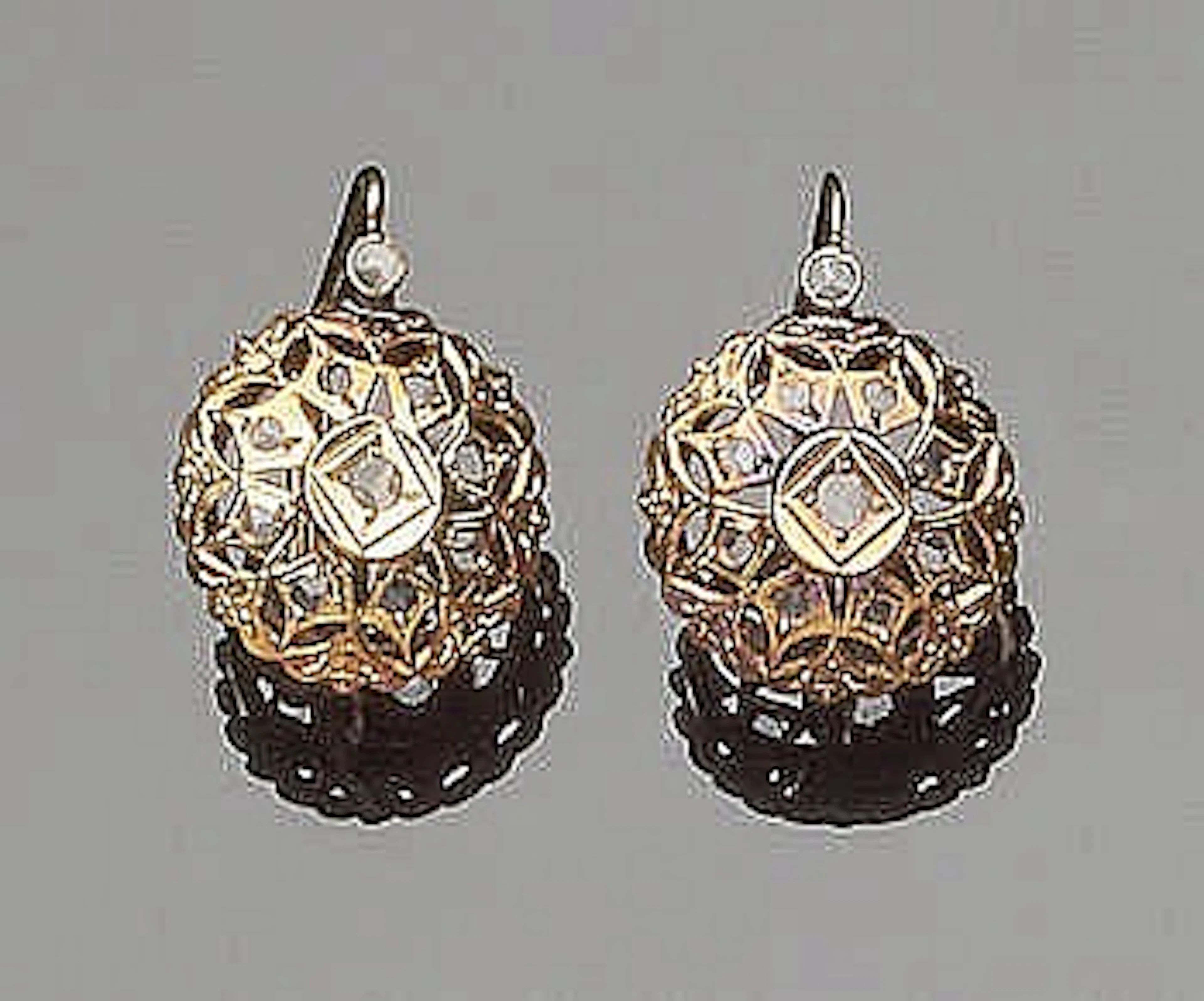 A PAIR OF VINTAGE GOLD AND SAPPHIRE EARRINGS