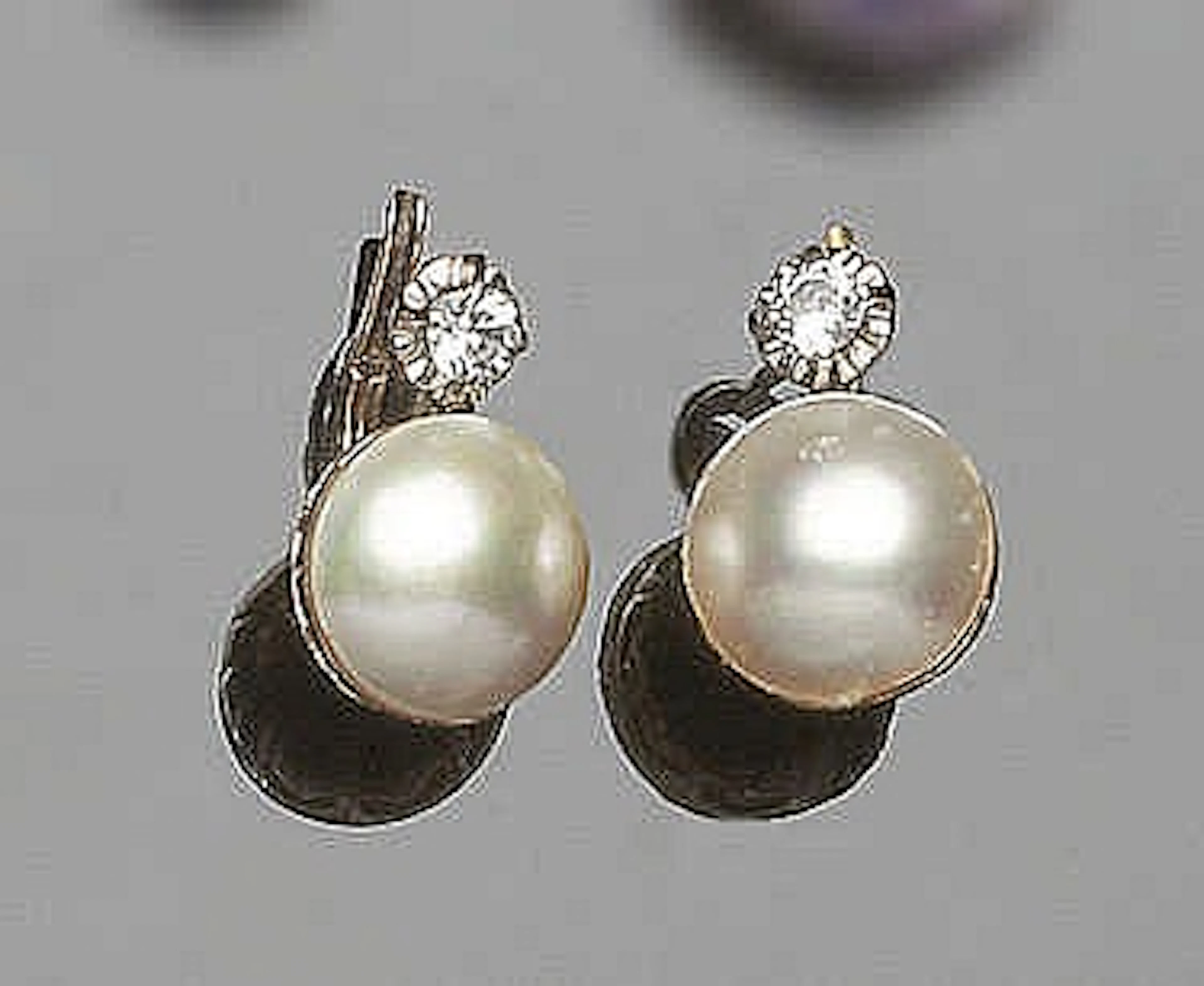 A PAIR OF VINTAGE GOLD, PEARL AND SYNTHETIC SAPPHIRE EARRINGS