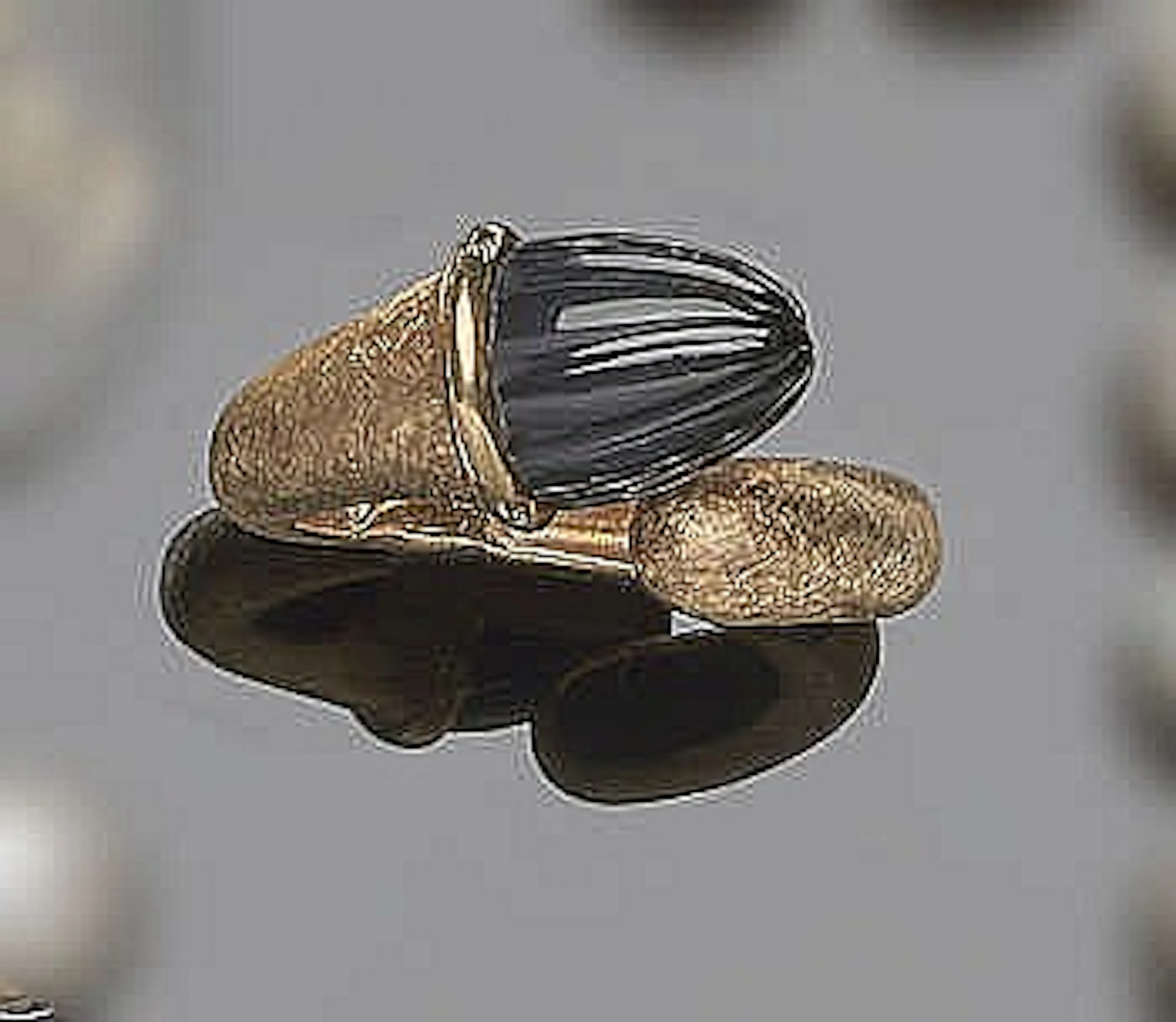 A VINTAGE GOLD AND ONYX RING