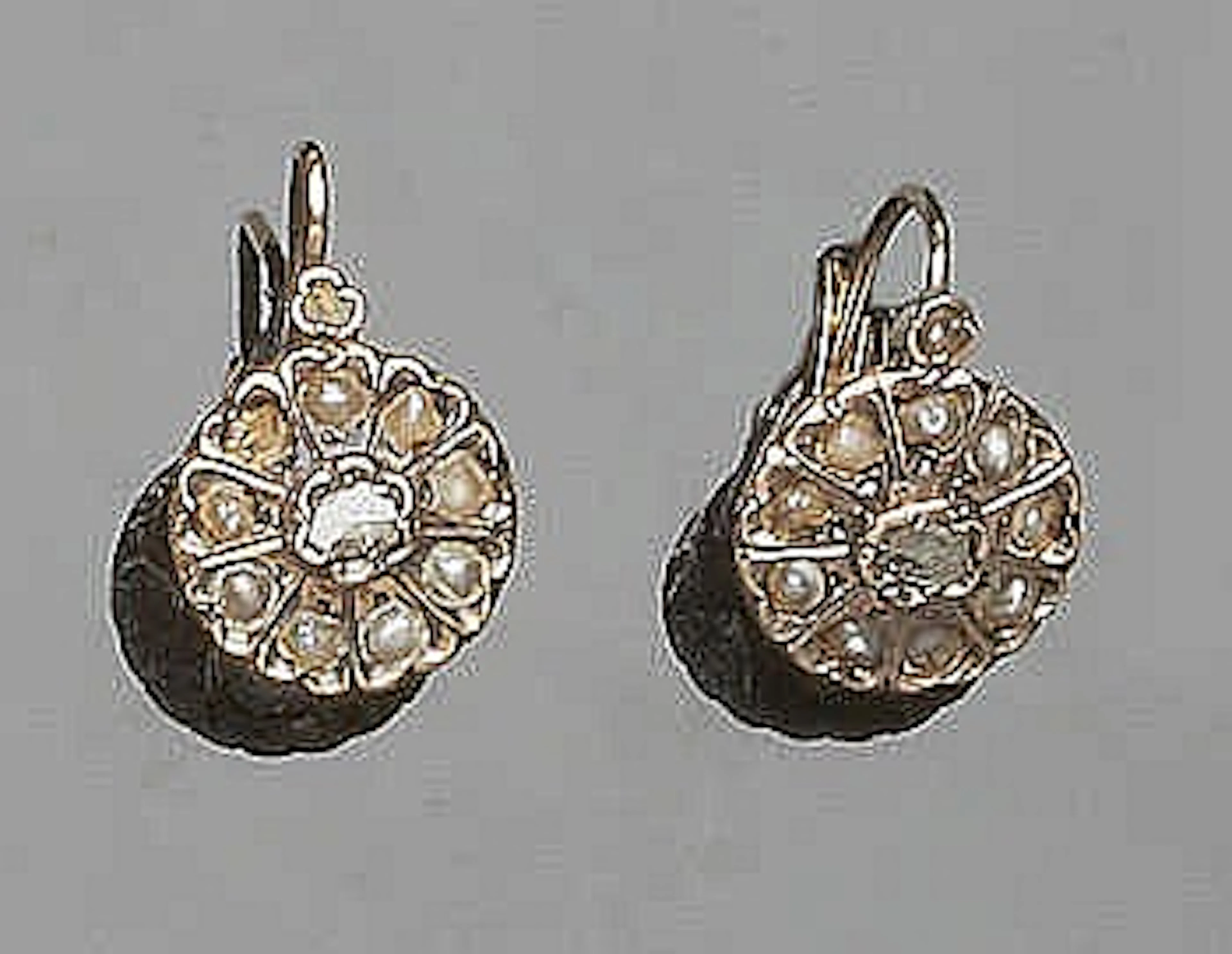 A PAIR OF VINTAGE GOLD, PEARL AND DIAMOND EARRINGS