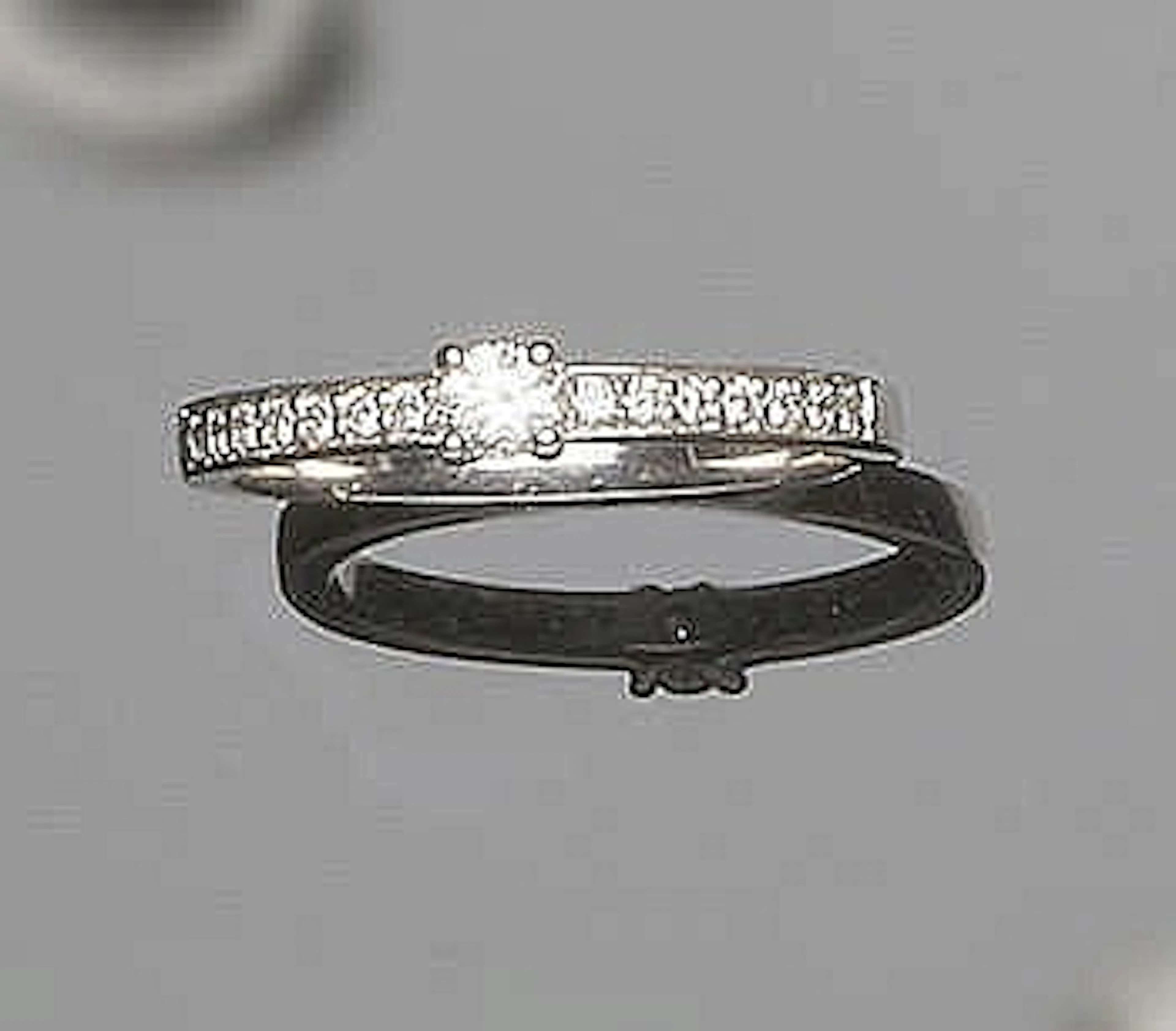 A GOLD AND DIAMOND RING