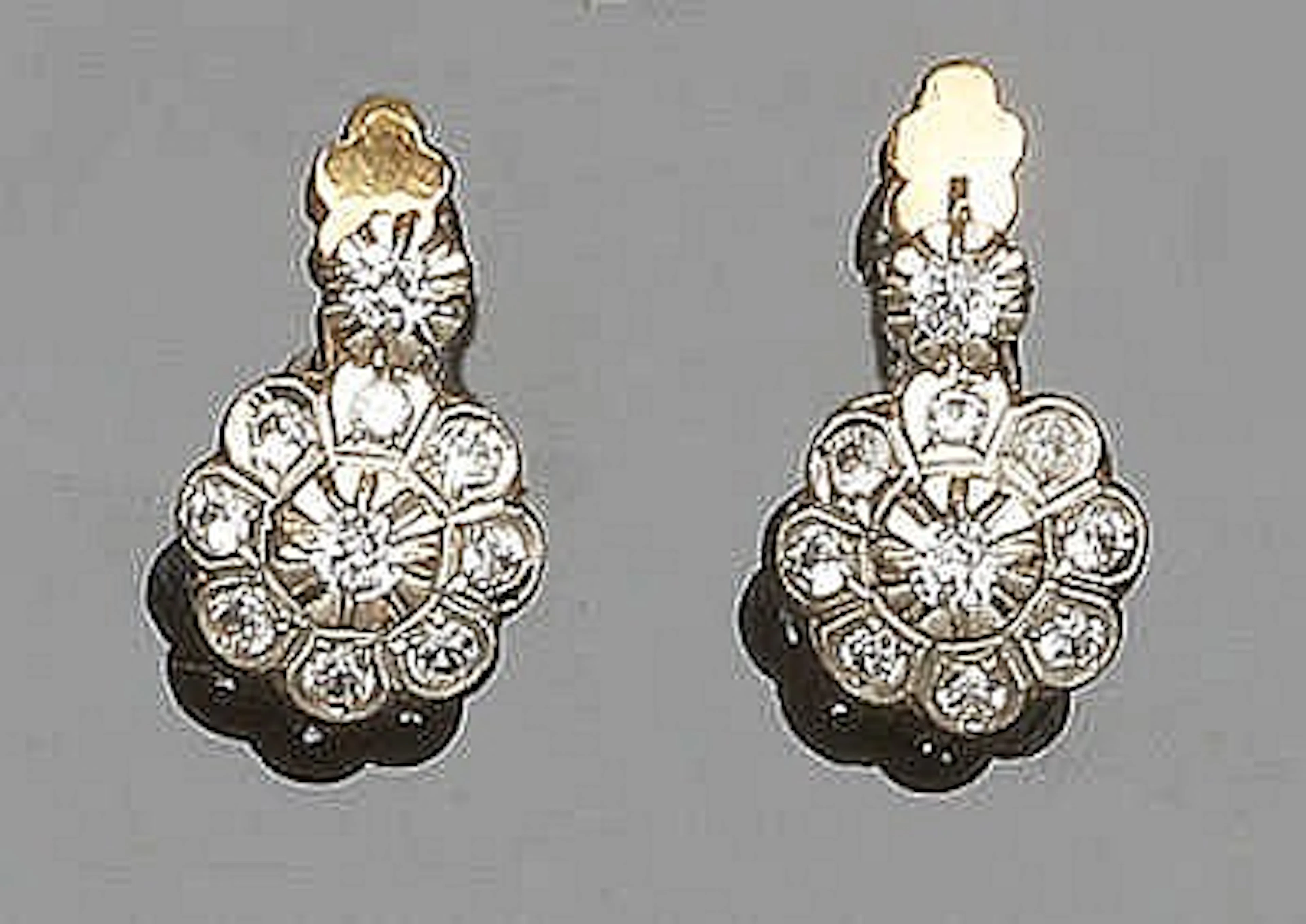 A PAIR OF VINTAGE GOLD AND SAPPHIRE EARRINGS