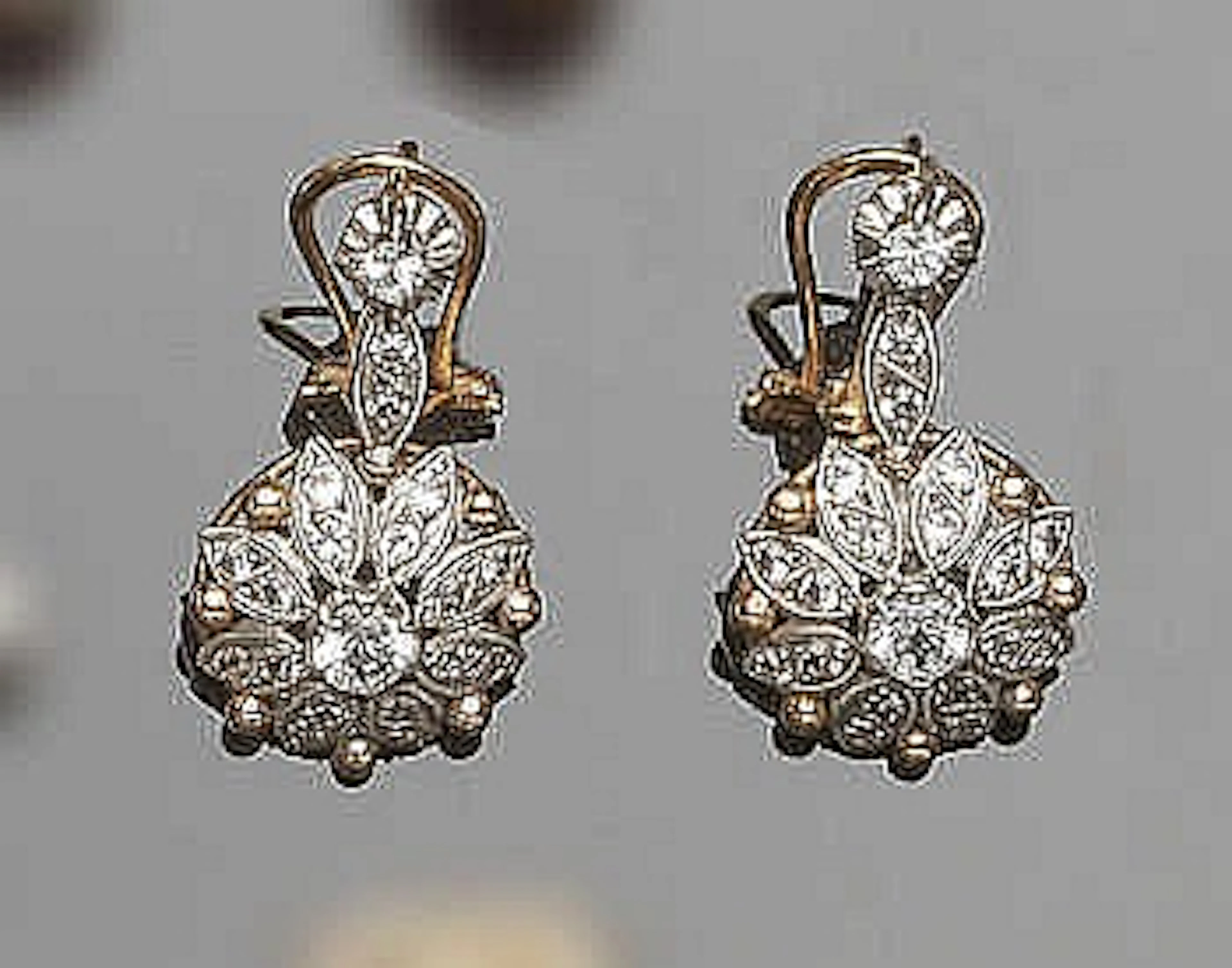 A PAIR OF VINTAGE GOLD AND SAPPHIRE EARRINGS