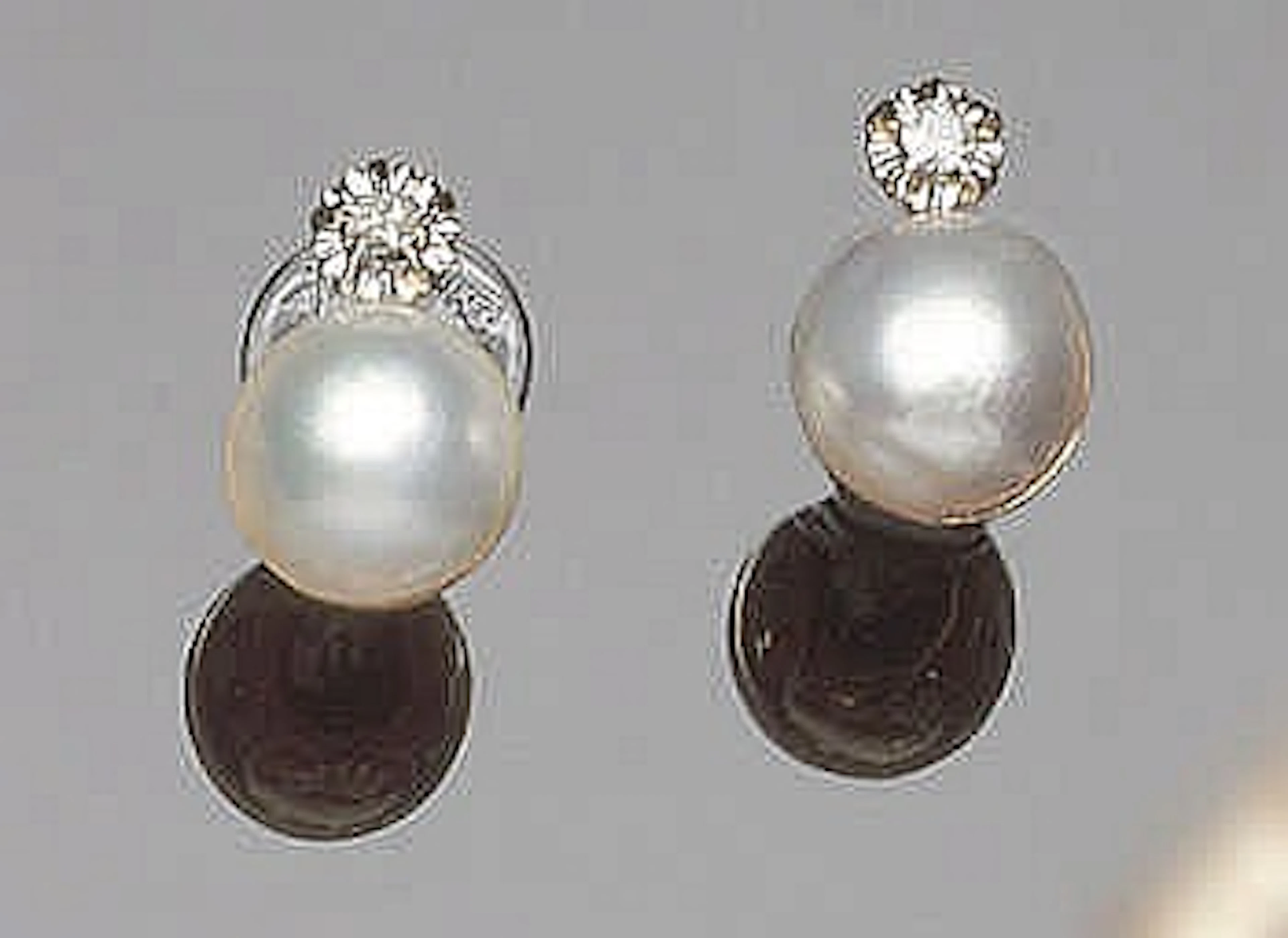 A PAIR OF VINTAGE GOLD, PEARL AND DIAMOND EARRINGS