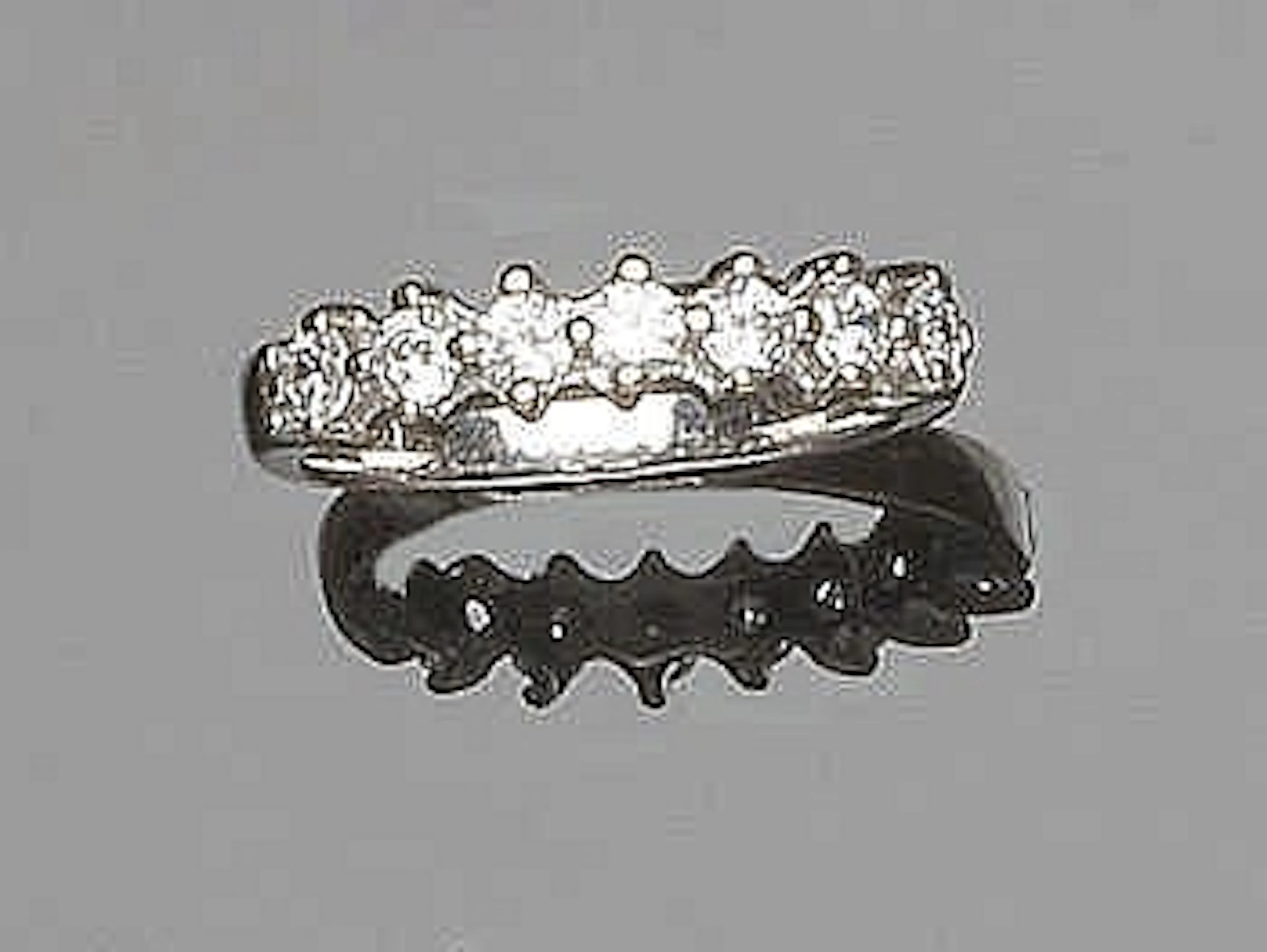A GOLD AND DIAMOND RING
