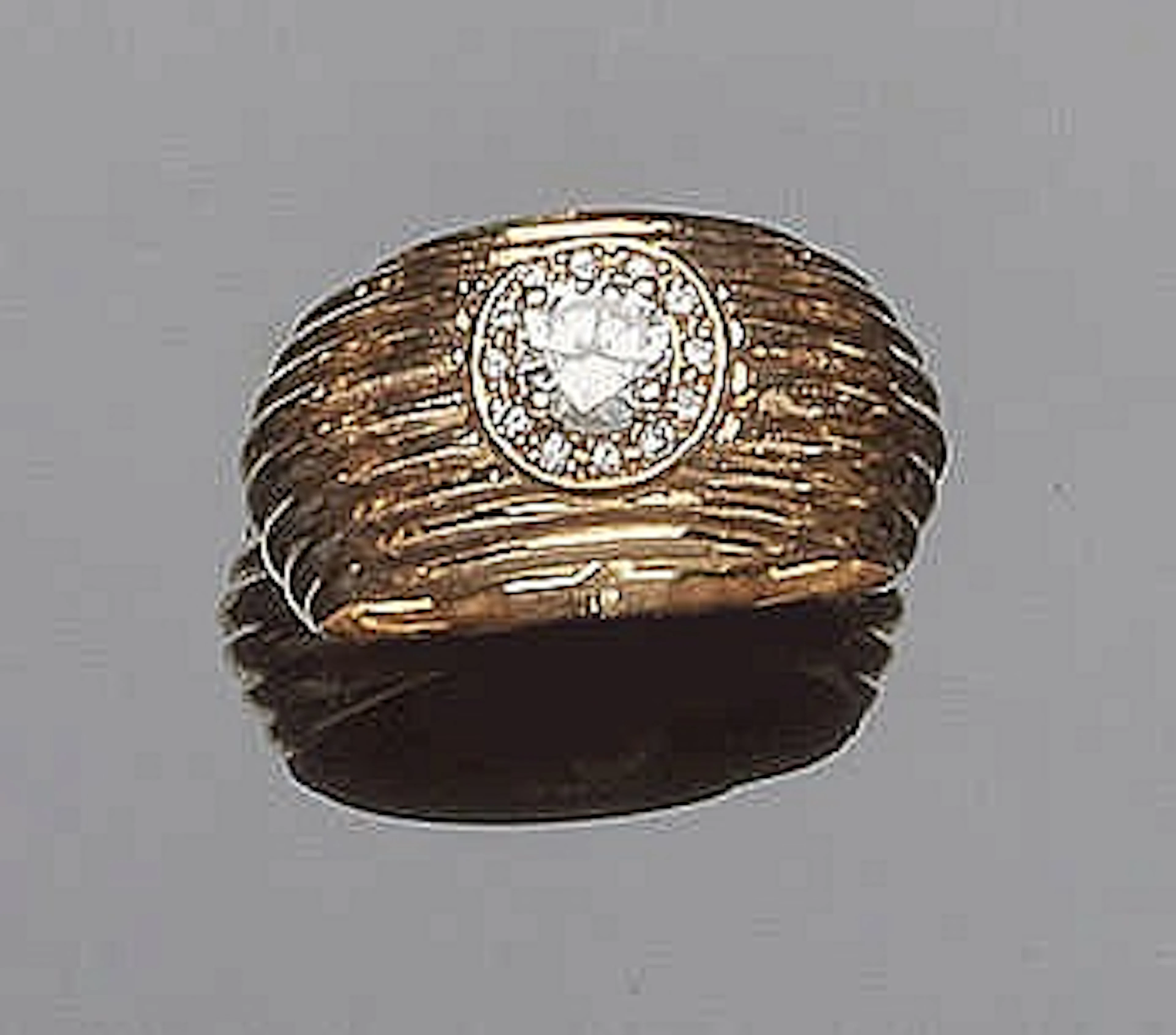 A GOLD AND DIAMOND RING