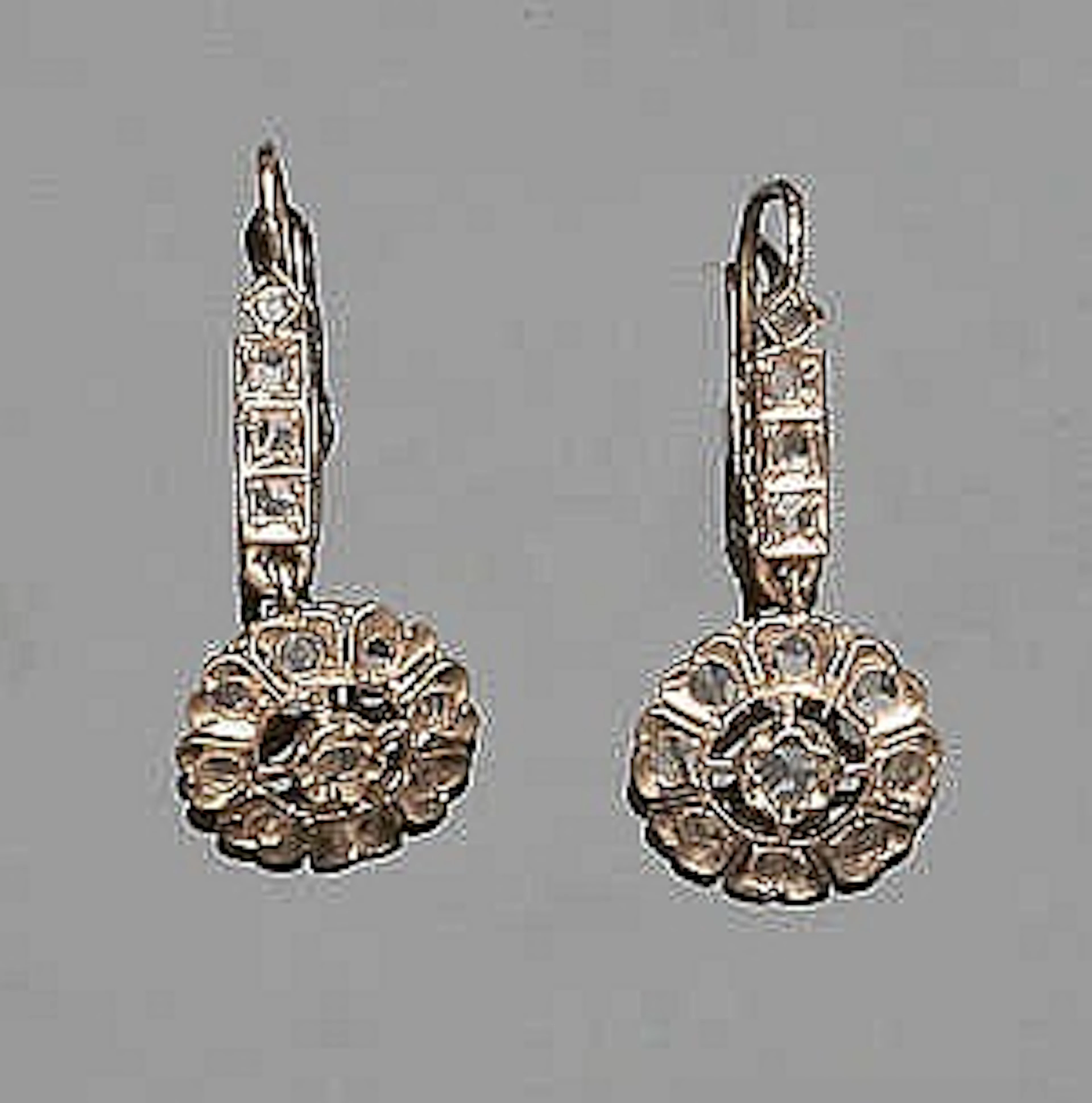 A PAIR OF VINTAGE GOLD AND SAPPHIRE EARRINGS