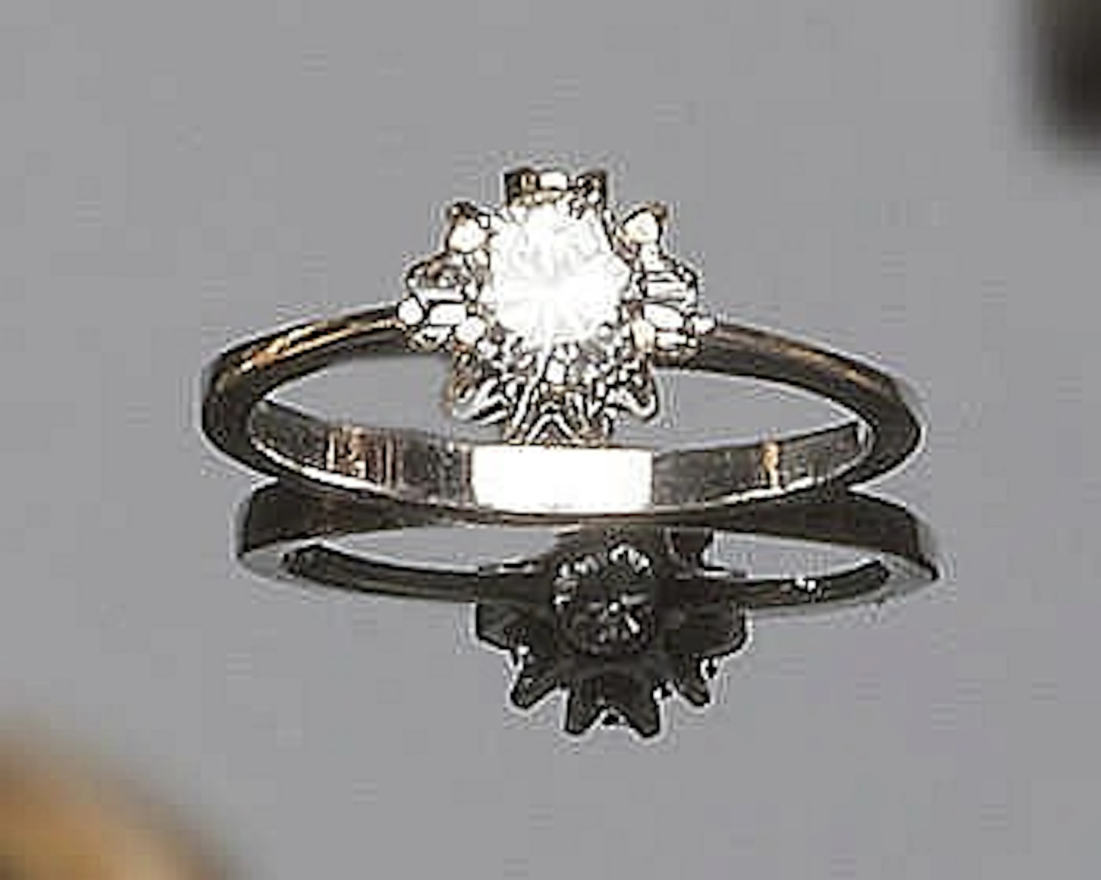 A GOLD AND DIAMOND RING