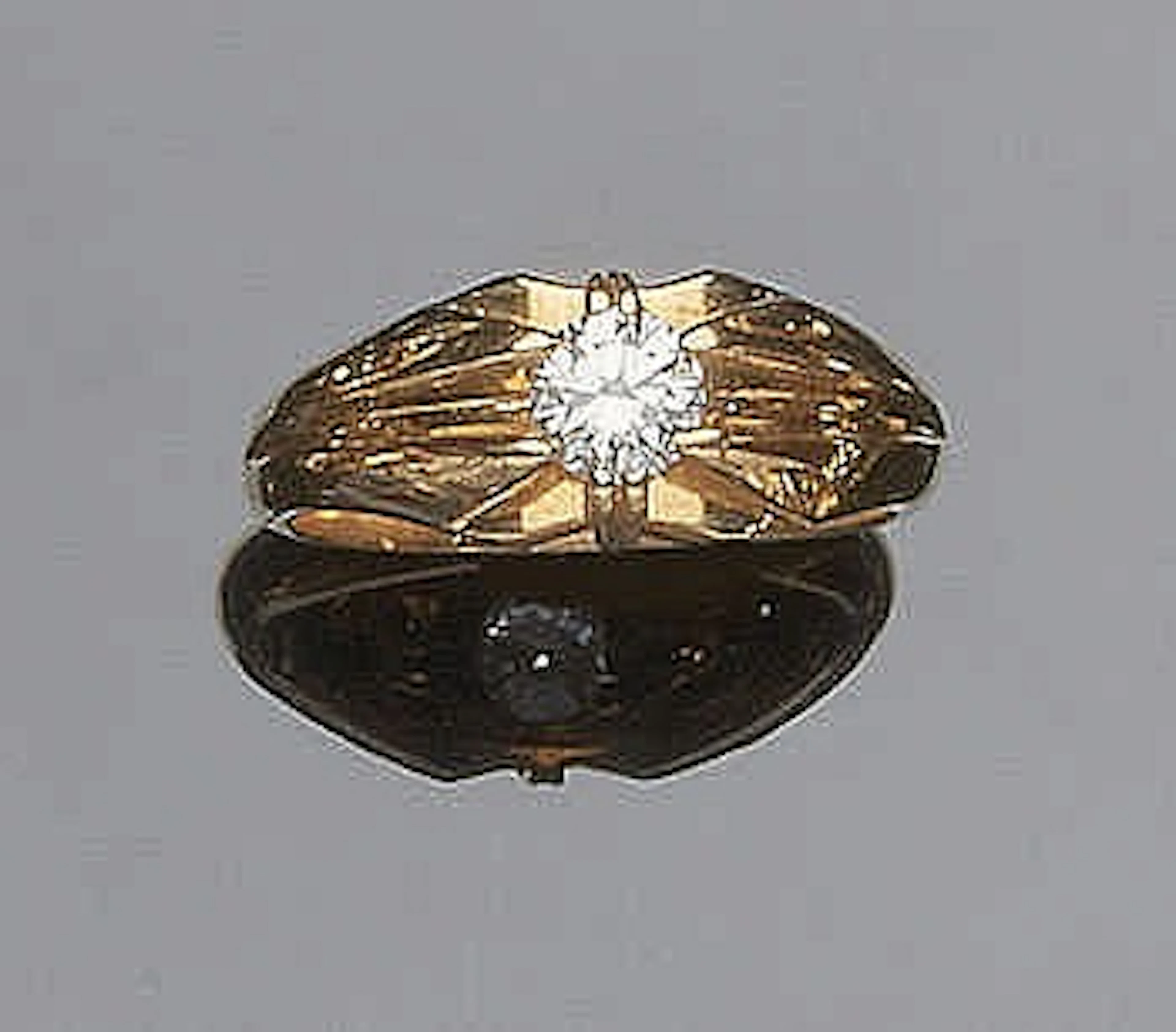 A GOLD AND DIAMOND RING