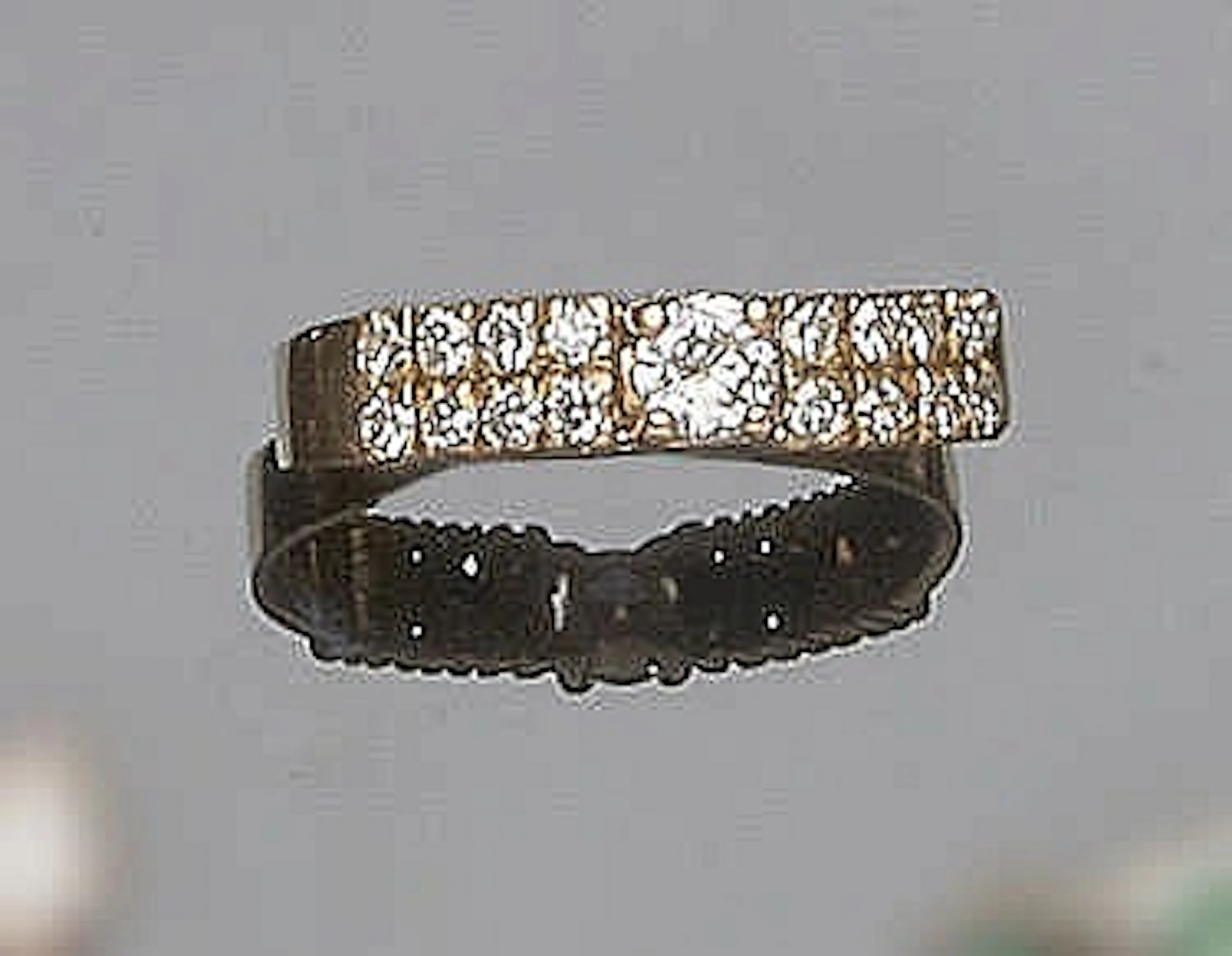 A GOLD AND DIAMOND RING