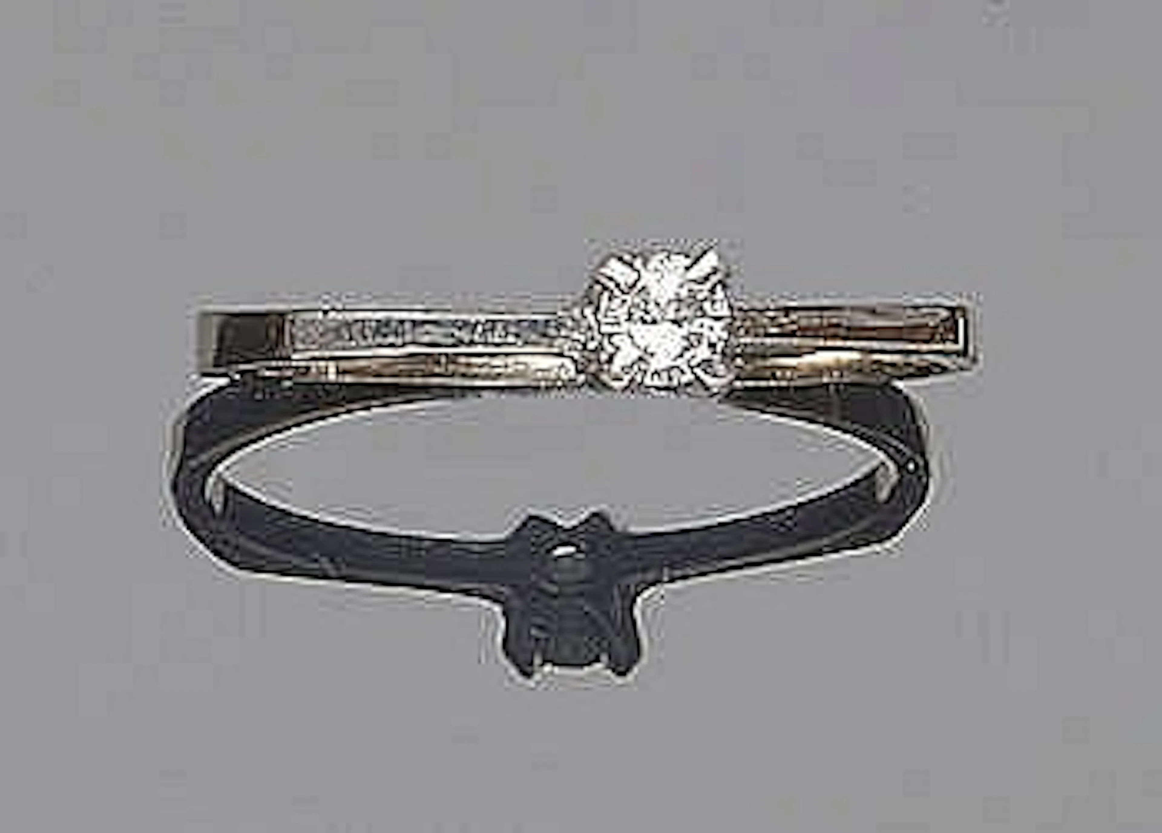 A GOLD AND DIAMOND RING
