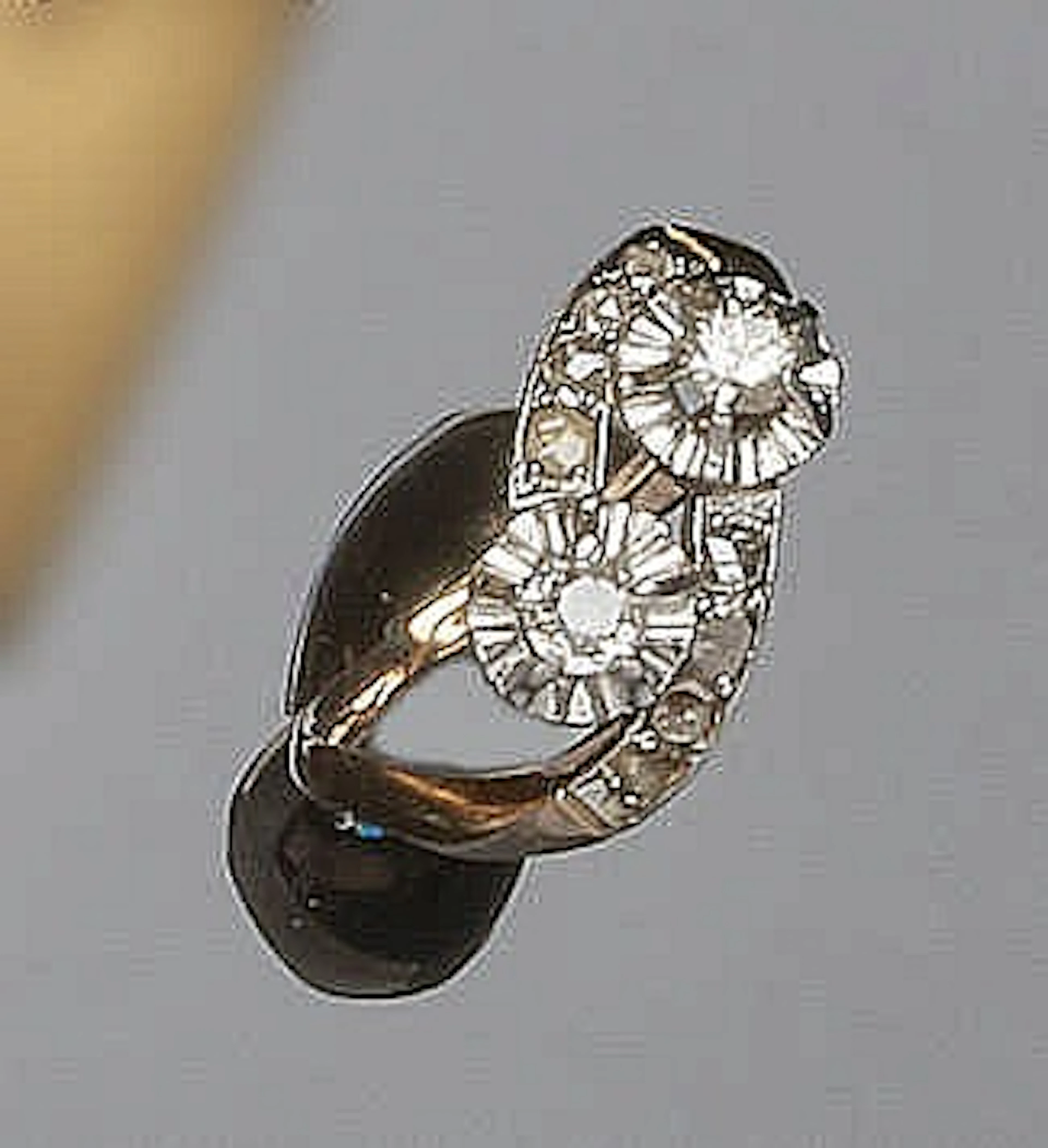 A VINTAGE GOLD AND DIAMOND RING