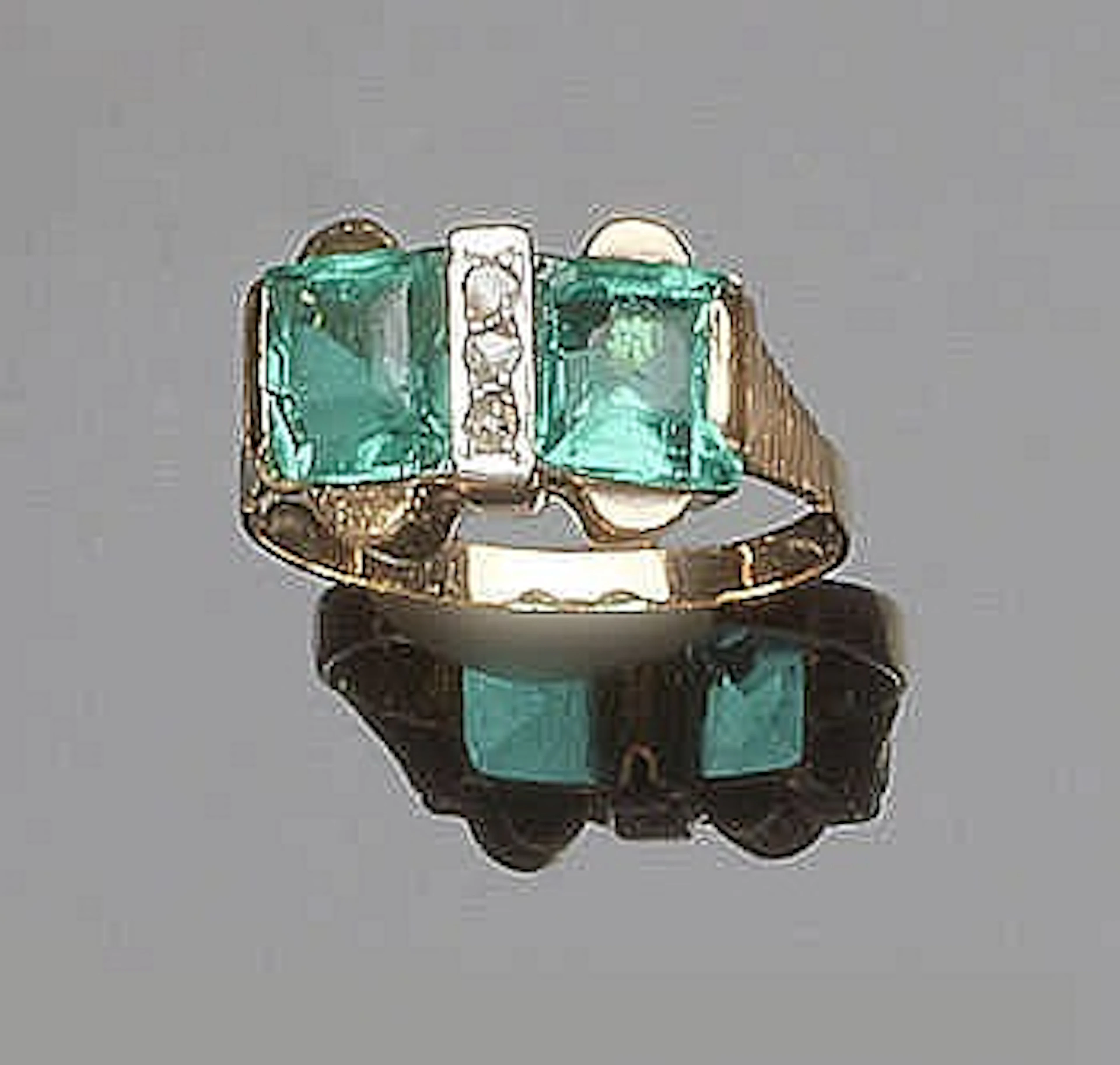A VINTAGE GOLD, GREEN GEMSTONE AND DIAMOND RING