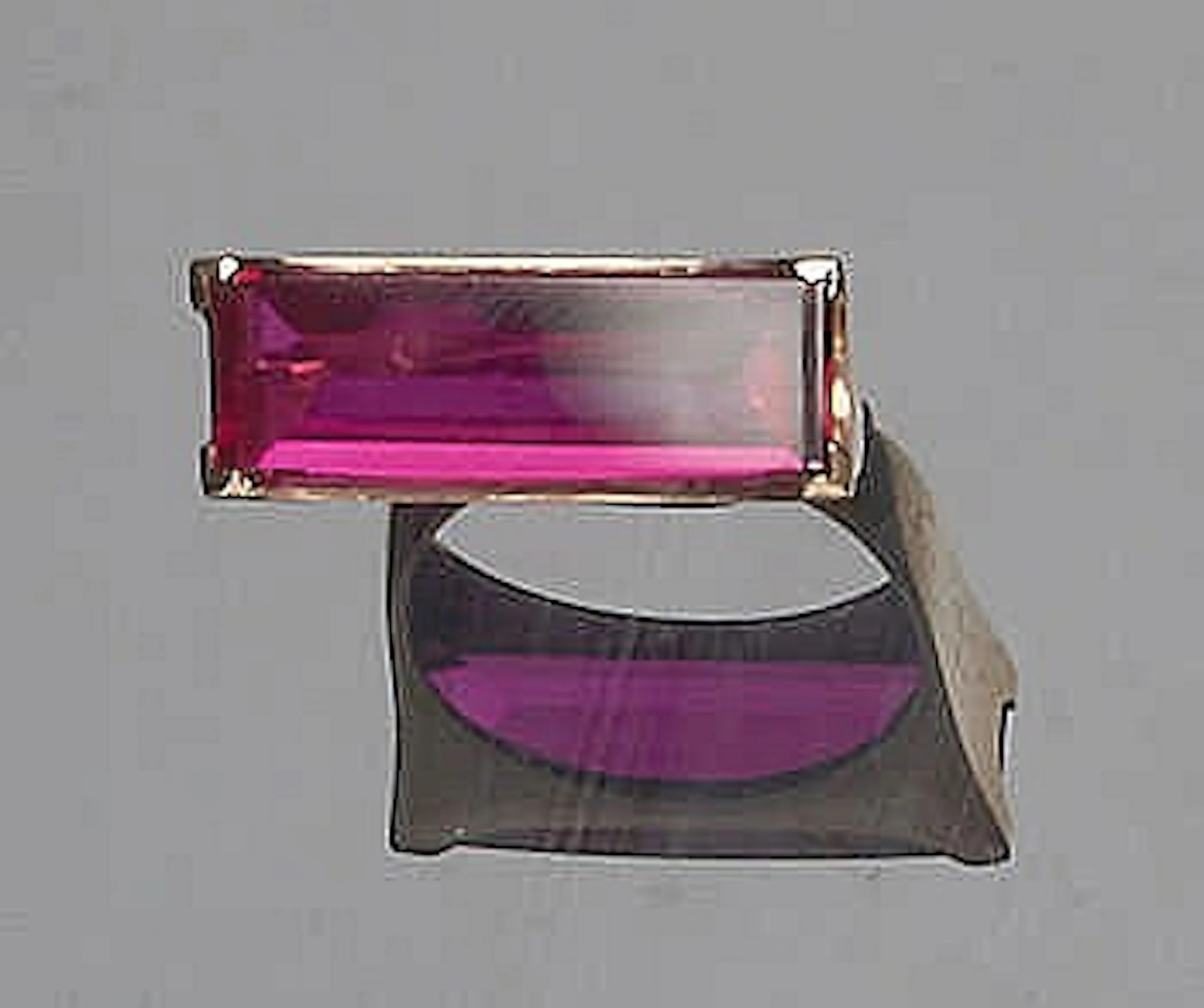 A VINTAGE GOLD AND RED GEMSTONE RING
