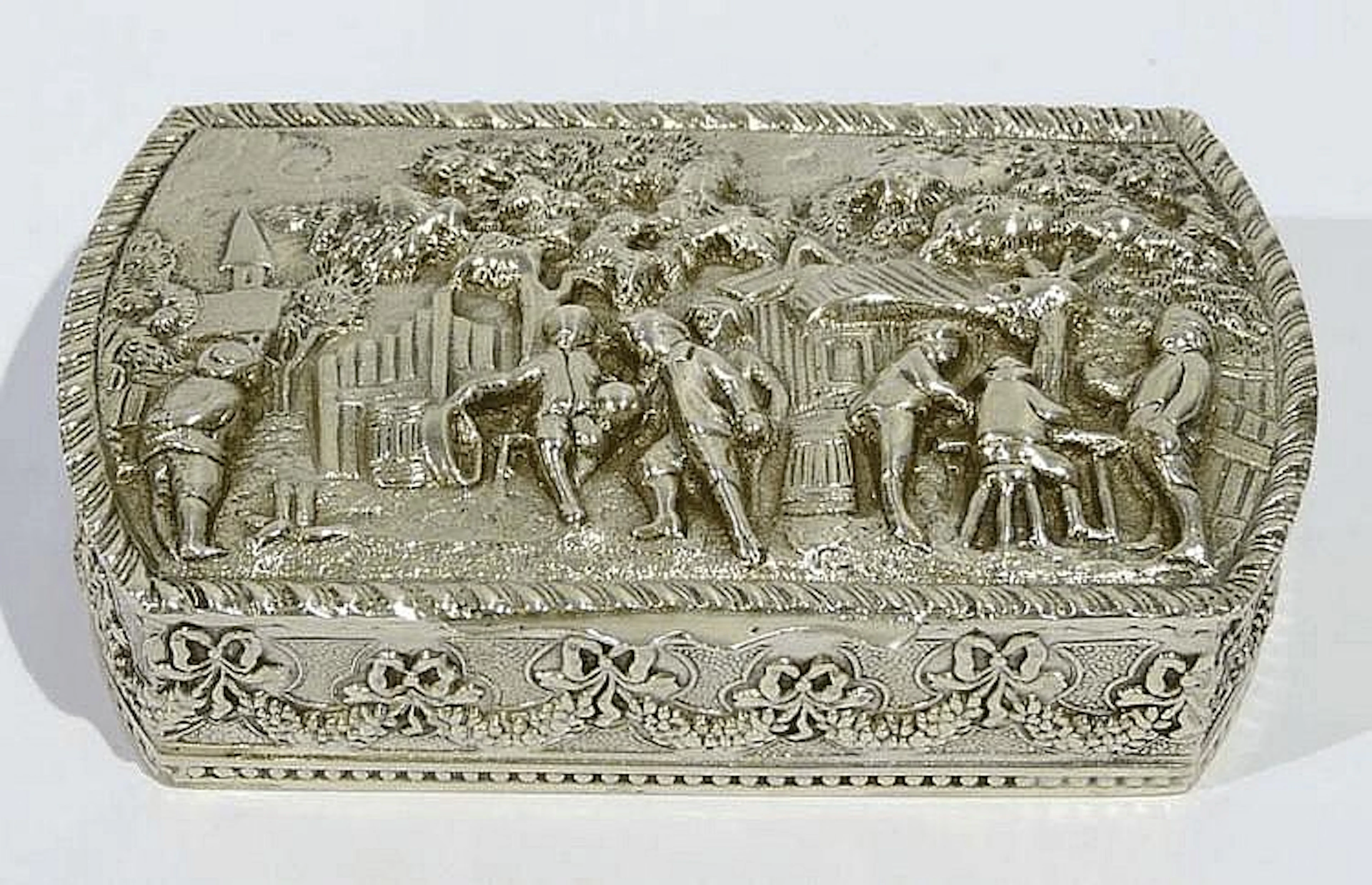 Caja rectangular antigua