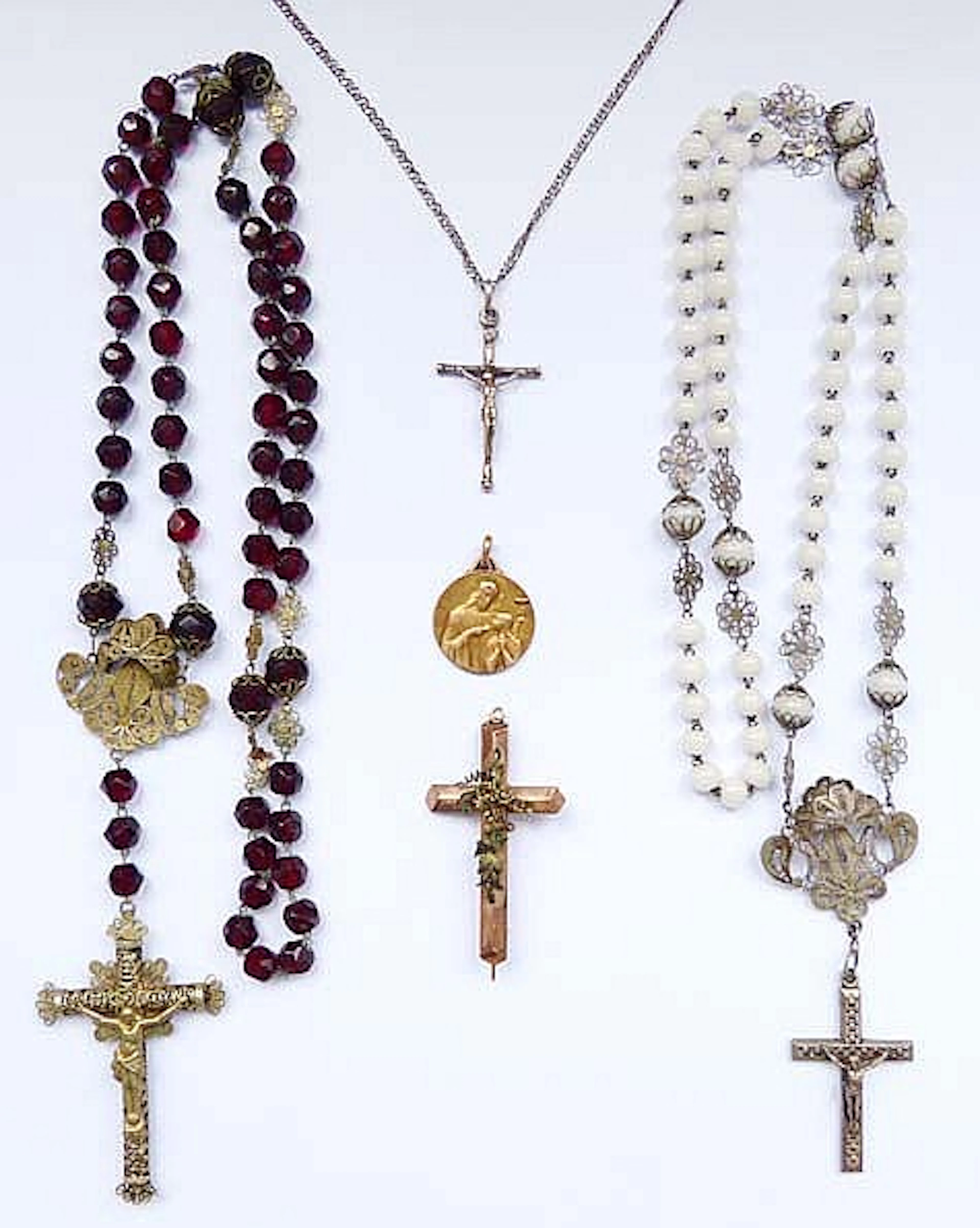 Lote vintage: dos rosarios de filigrana y cuentas de color