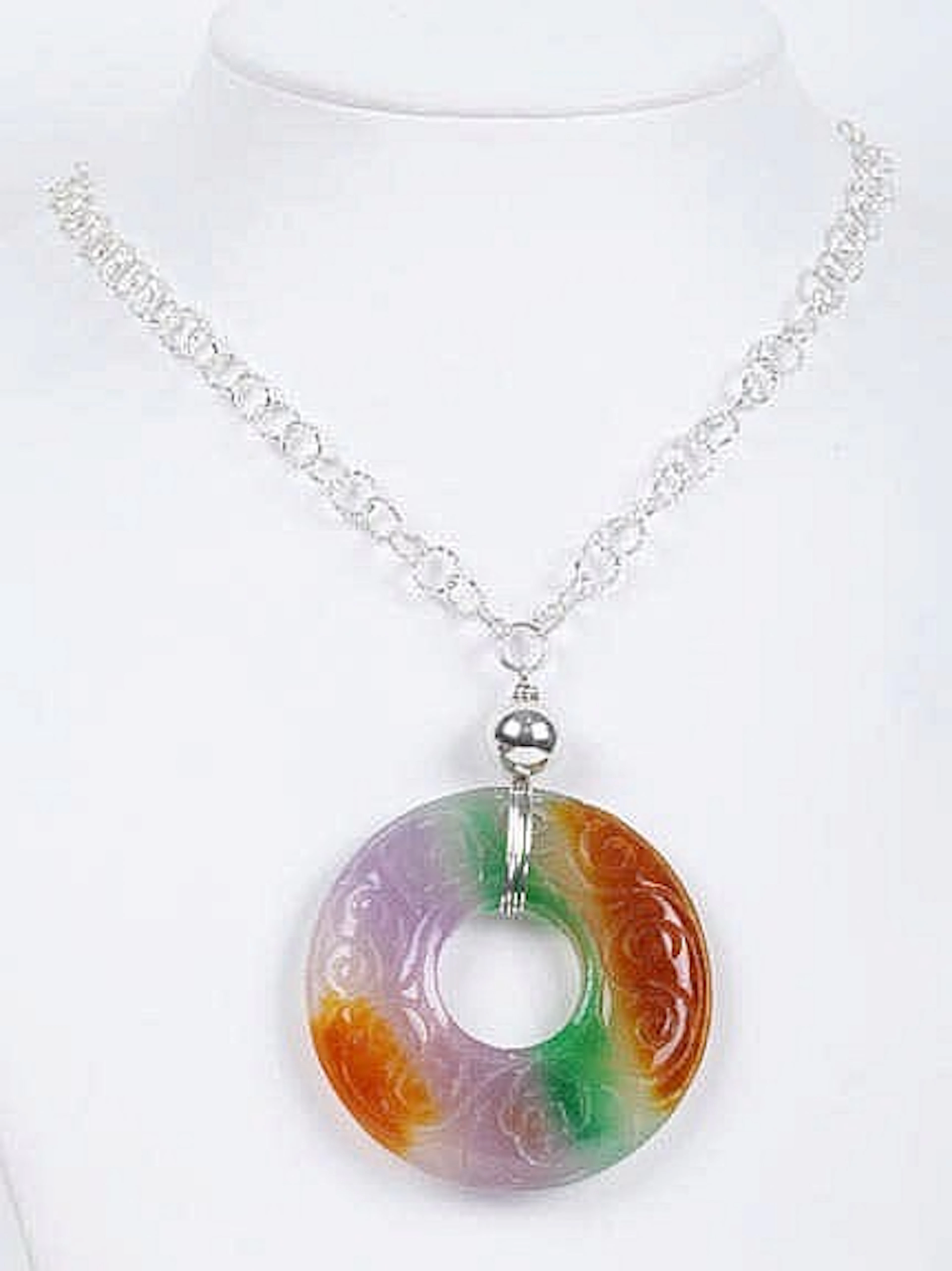 A MULTI-COLORED GEMSTONE AND SILVER PENDANT NECKLACE