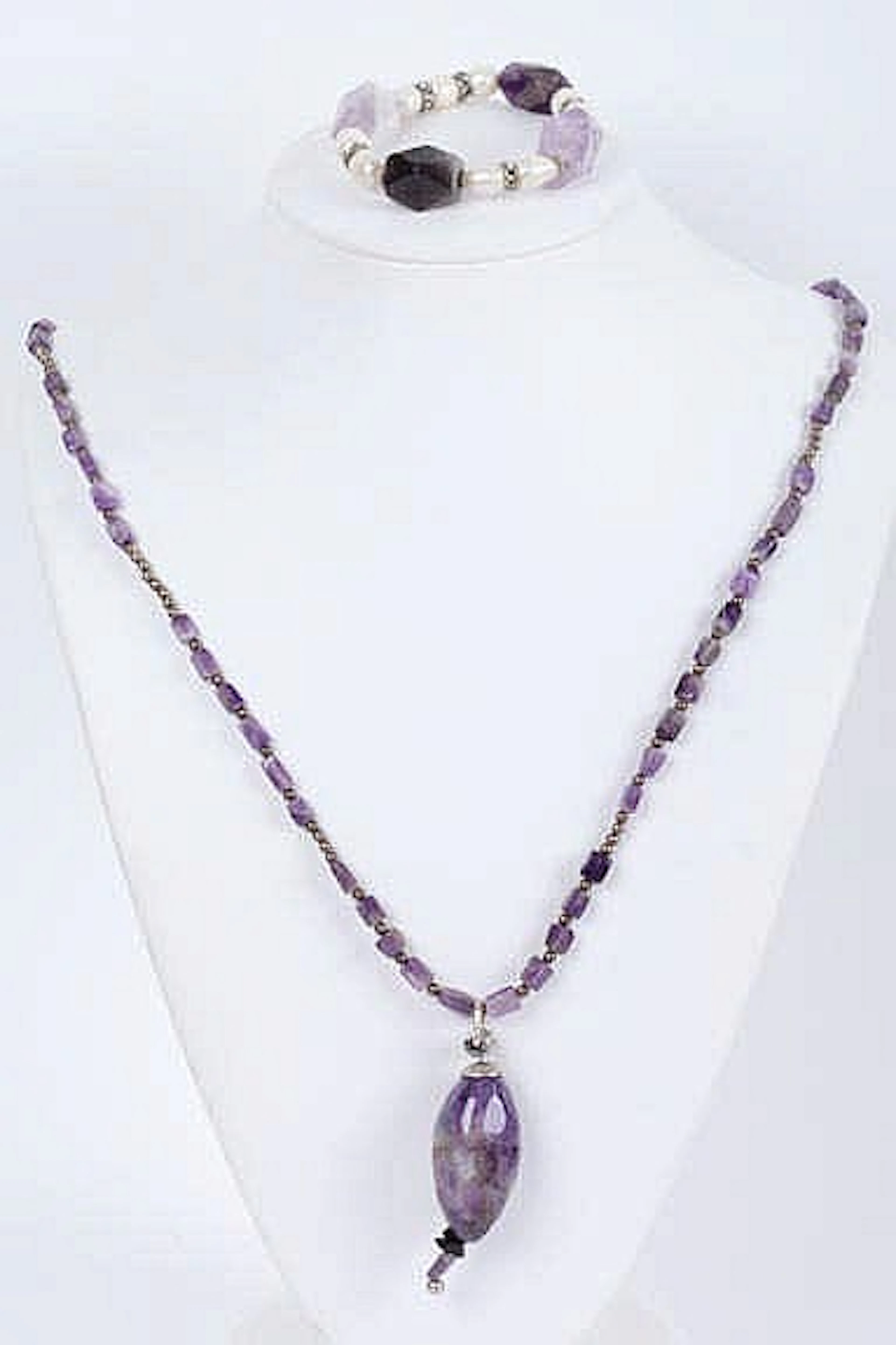 A SET OF AMETHYST AND PEARL JEWELRY